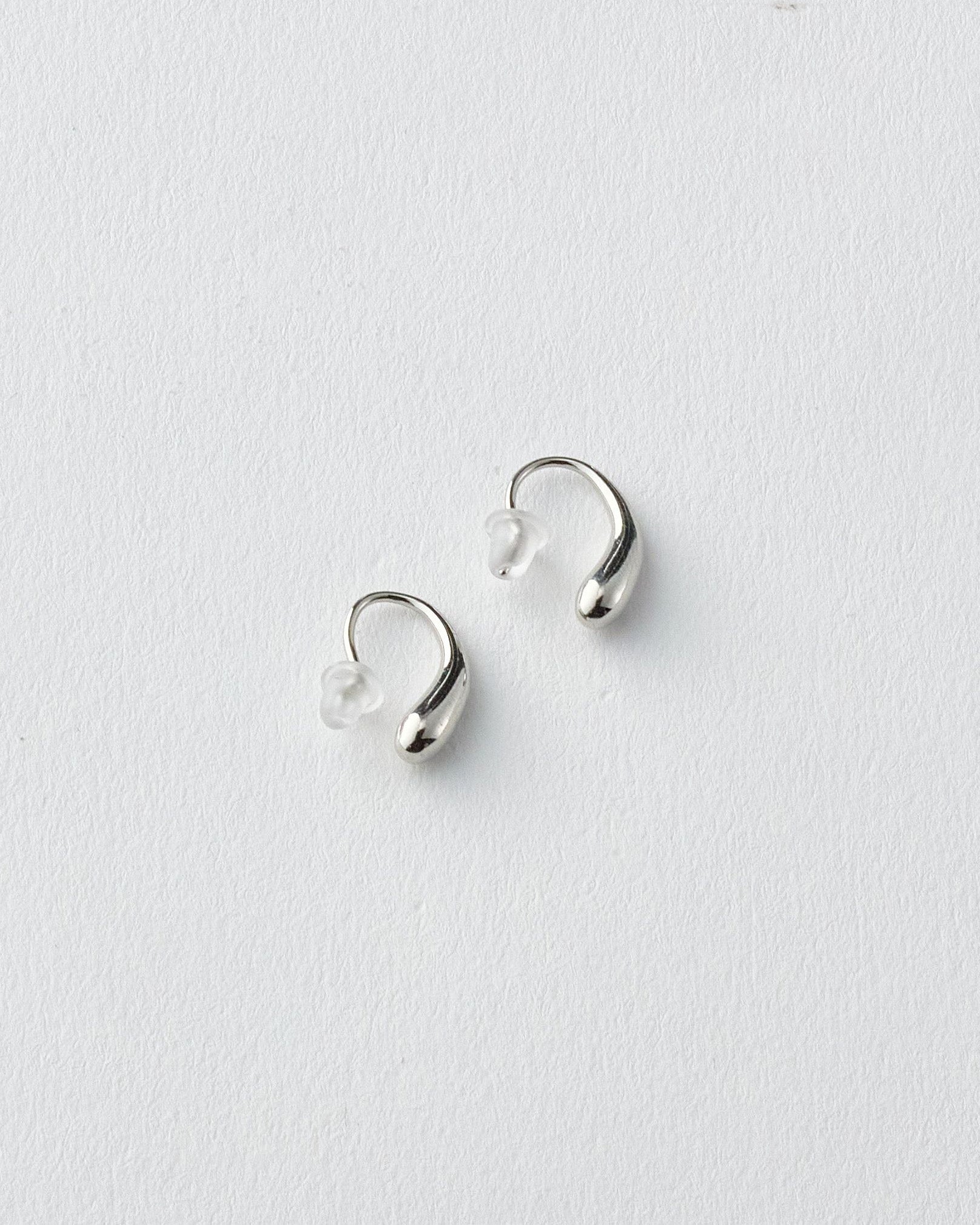 小さいティアドロップのフックピアス 光沢
