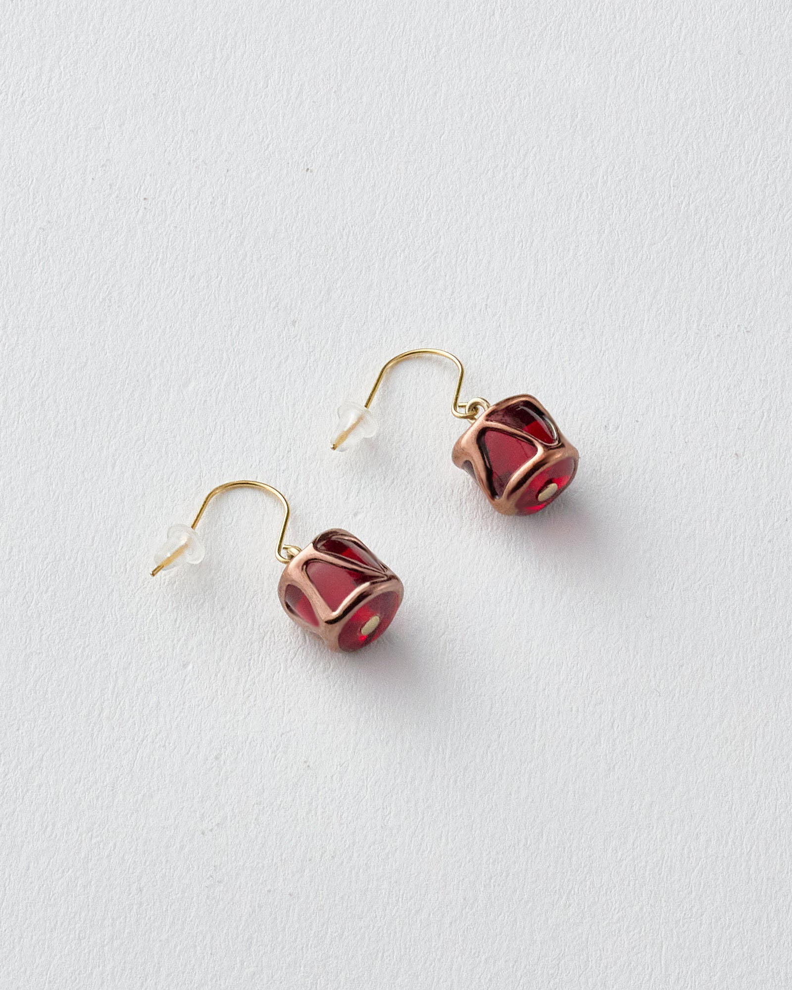 【新作】小さいチェコガラスのピアス 職人ハンドメイド(チューブ)