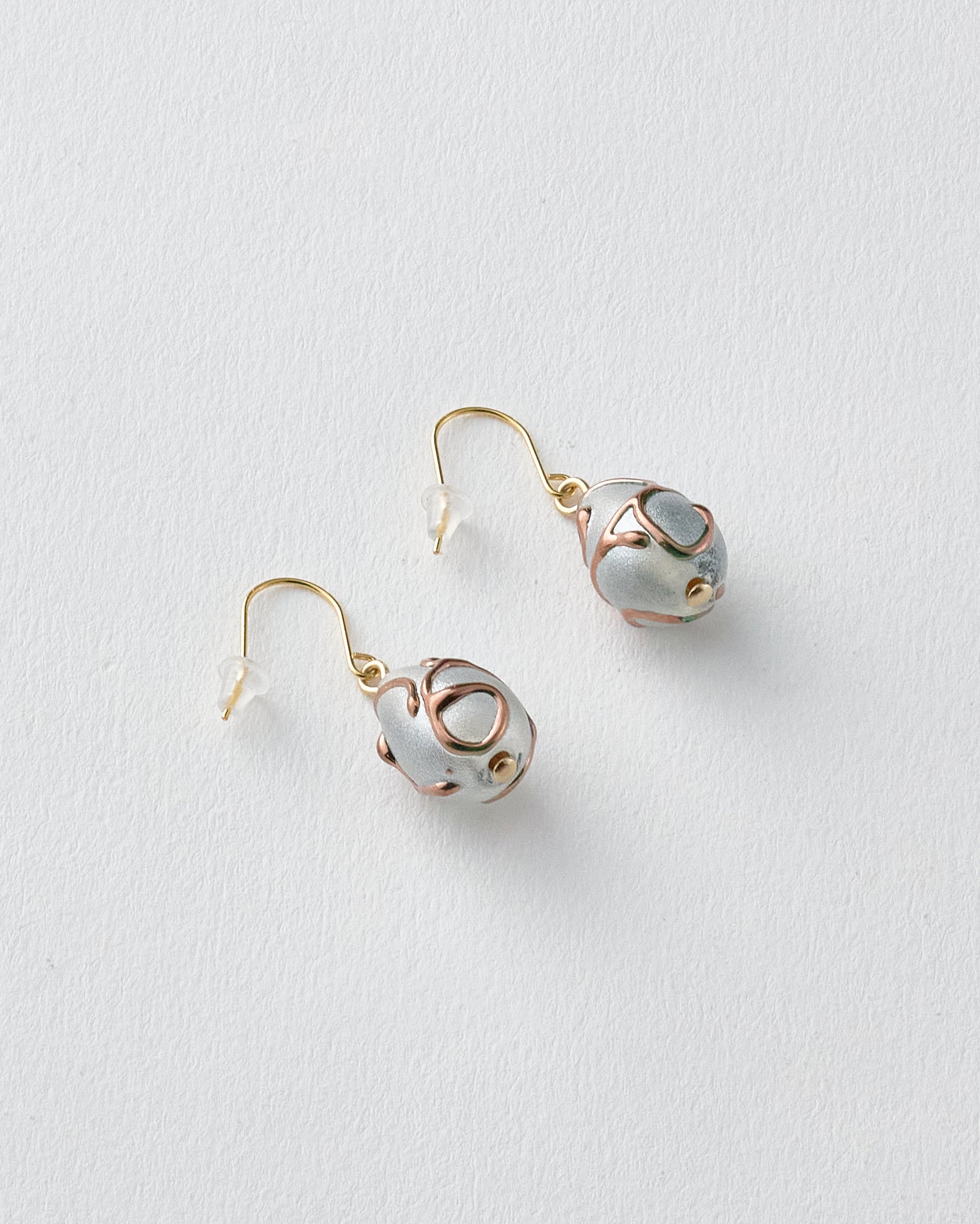【新作】ガラスのピアス チェコの職人ハンドメイド(しずく型)