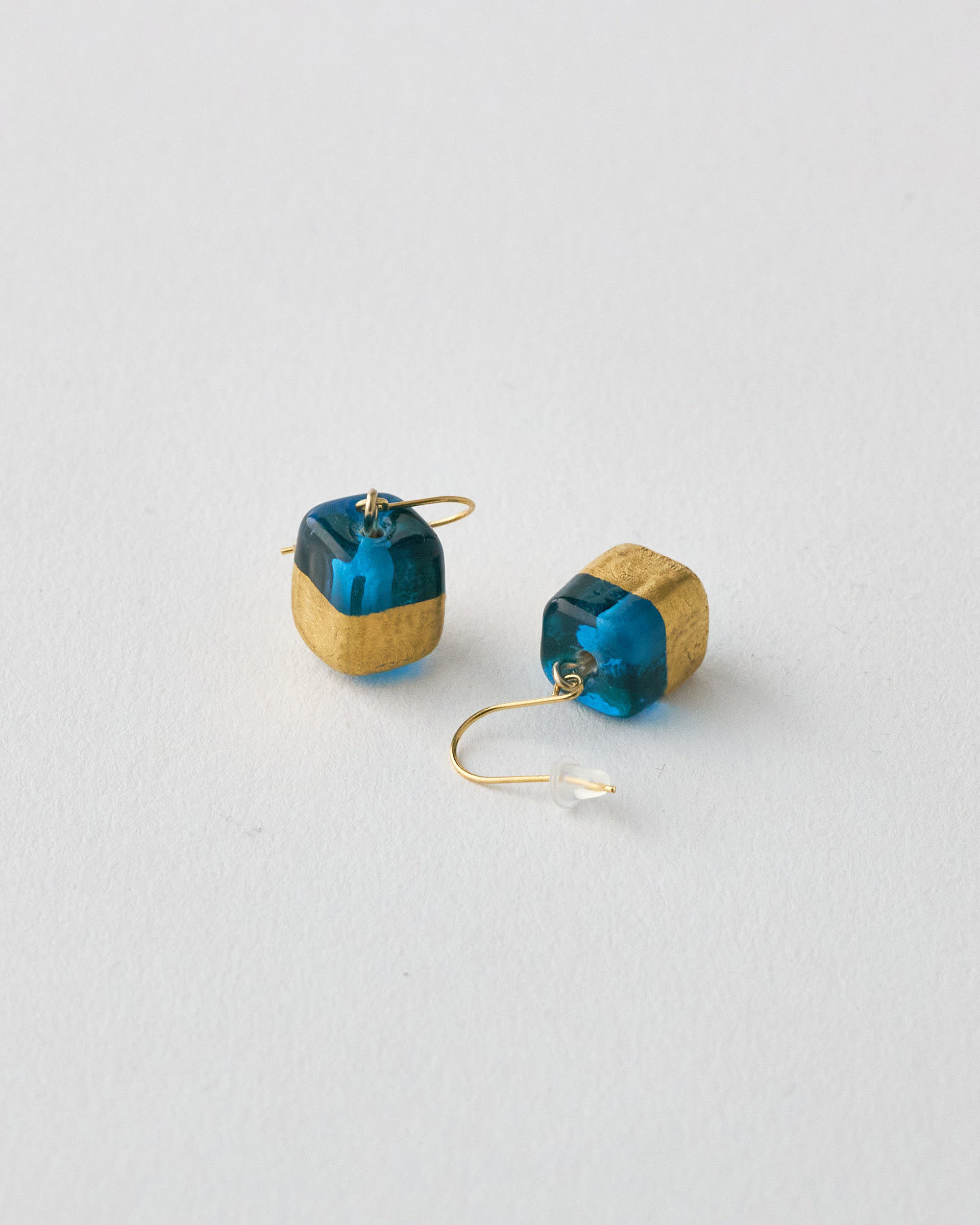 チェコガラスのピアス金彩ゴールド 職人ハンドメイド(四角)