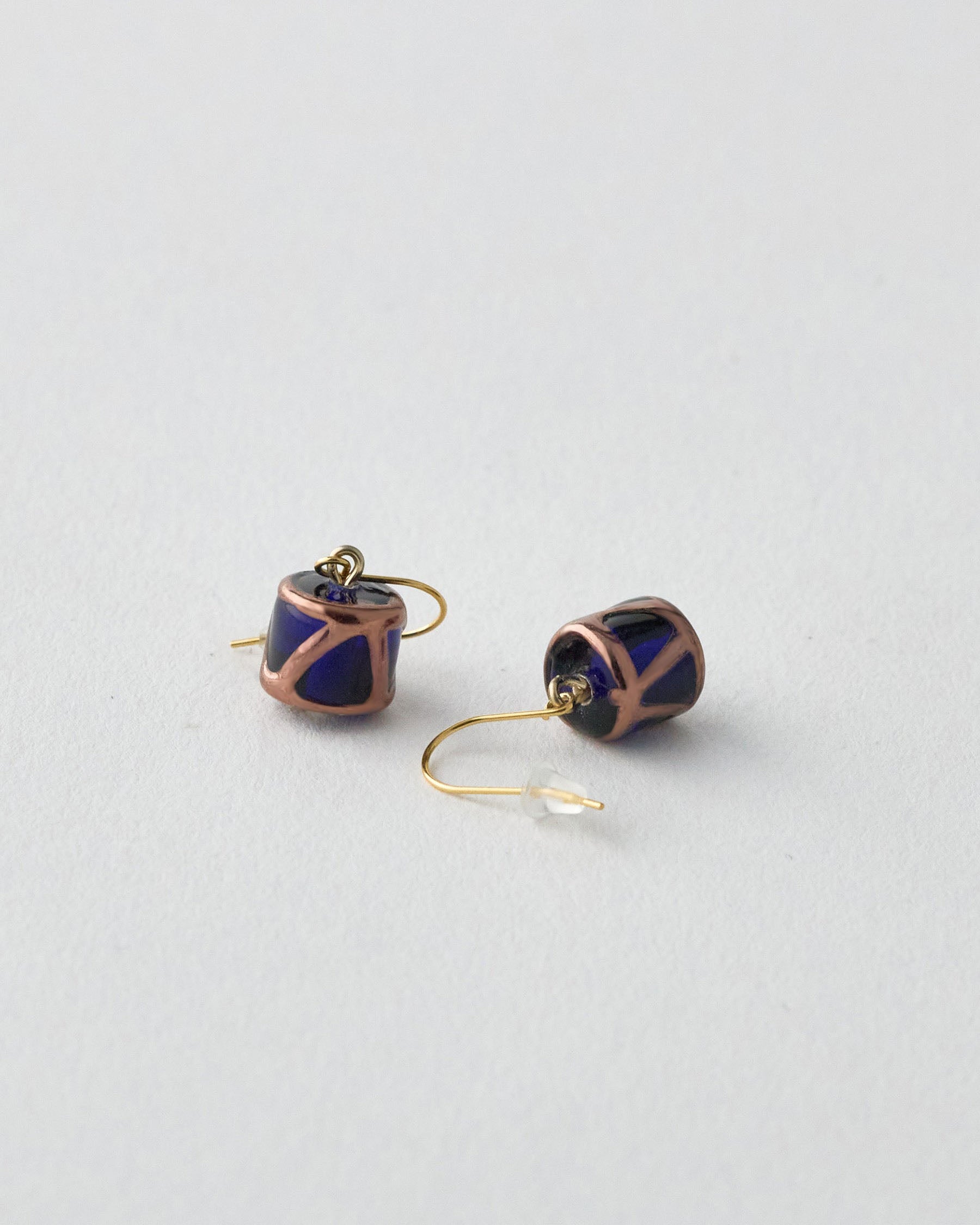 【新作】小さいチェコガラスのピアス 職人ハンドメイド(チューブ)