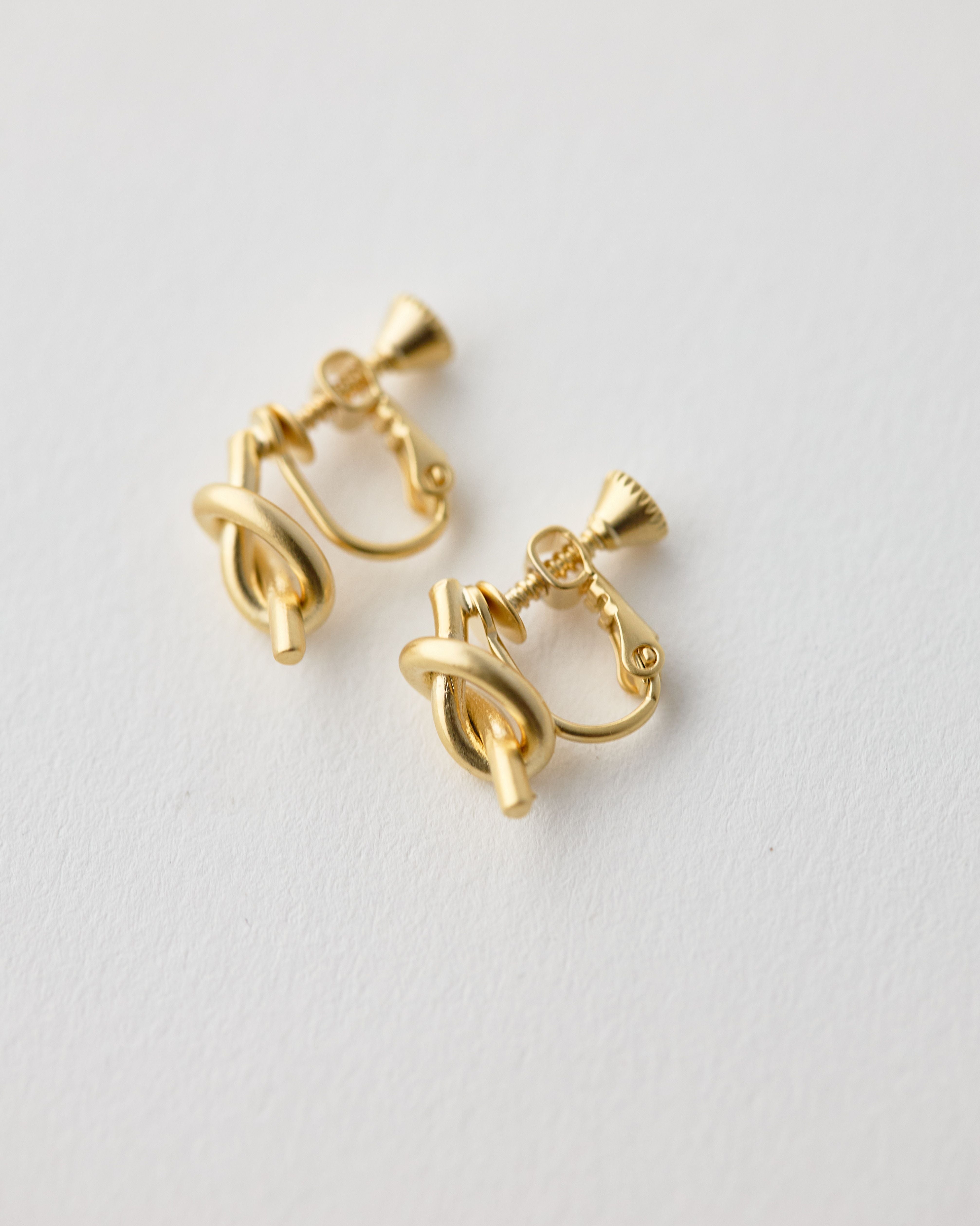 小さい結びのノットイヤリング マット