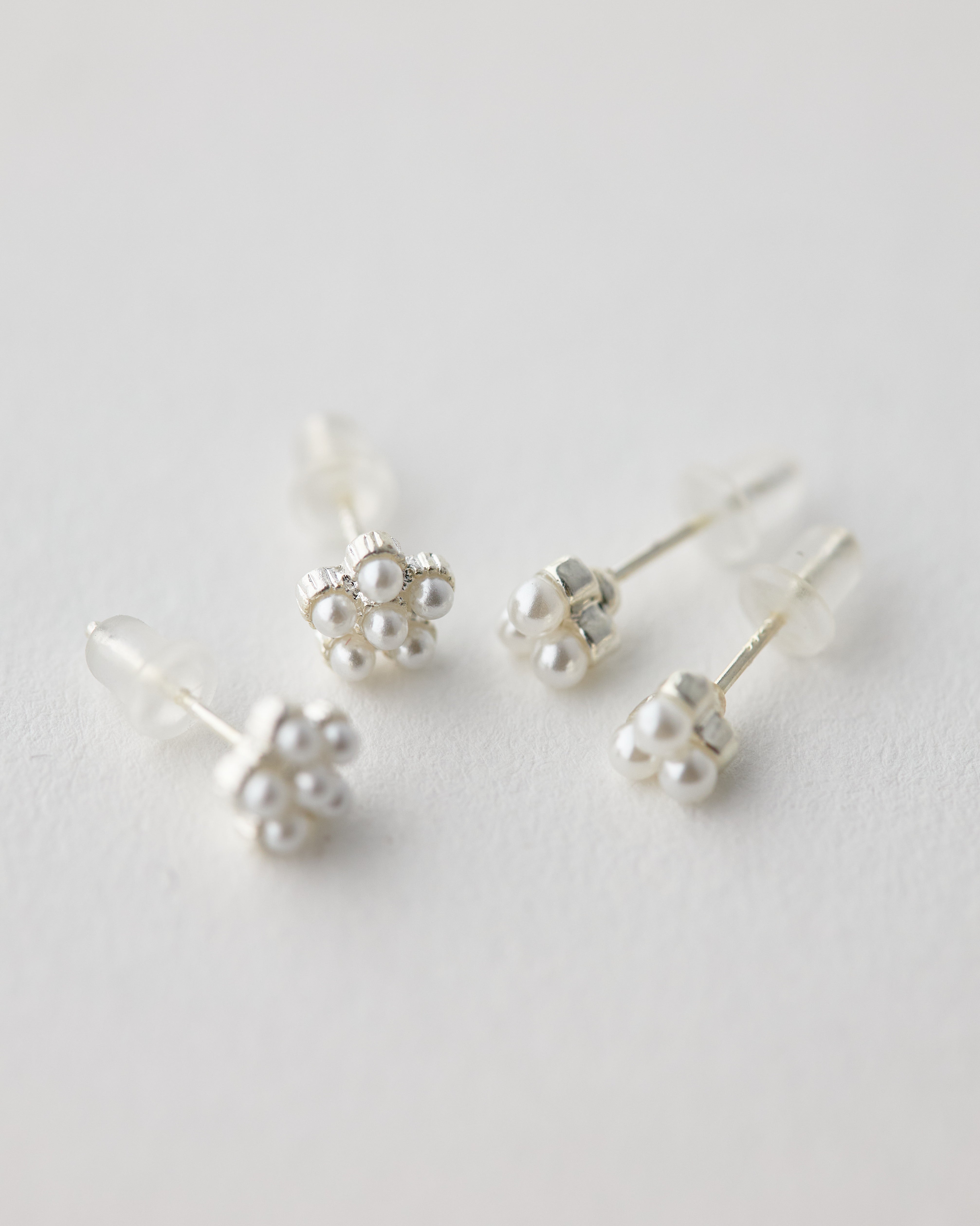 小さいフェイクパールのピアス(2ペア)