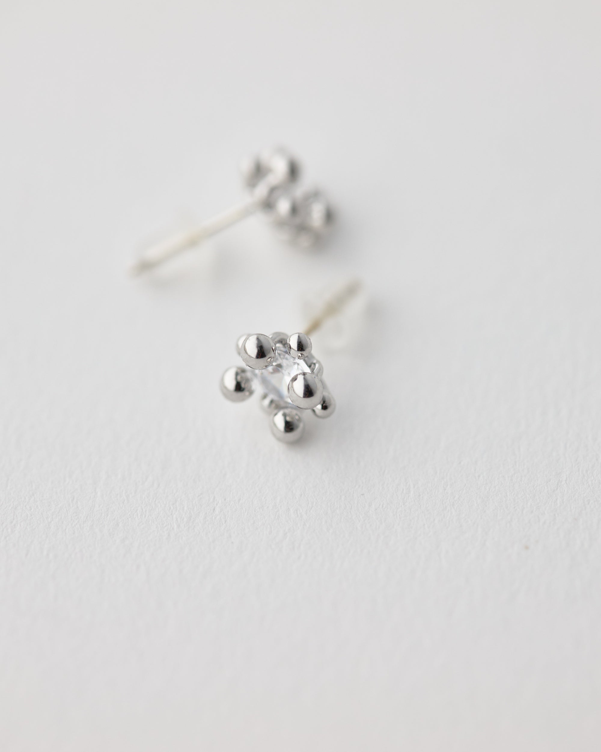 小さいフラワーピアス ジルコニア光沢