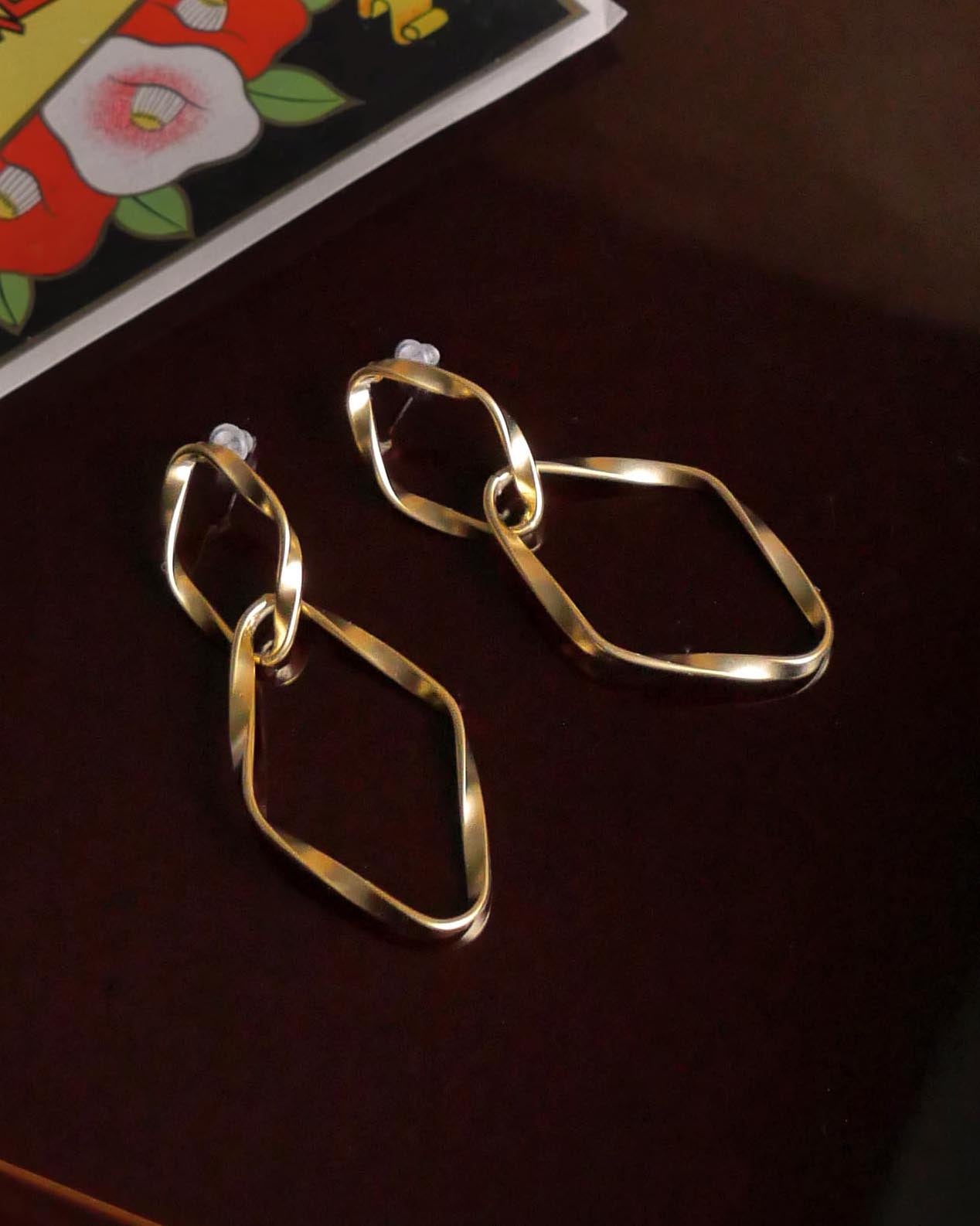 2連ひねりスクエアのピアス 大ぶりマット