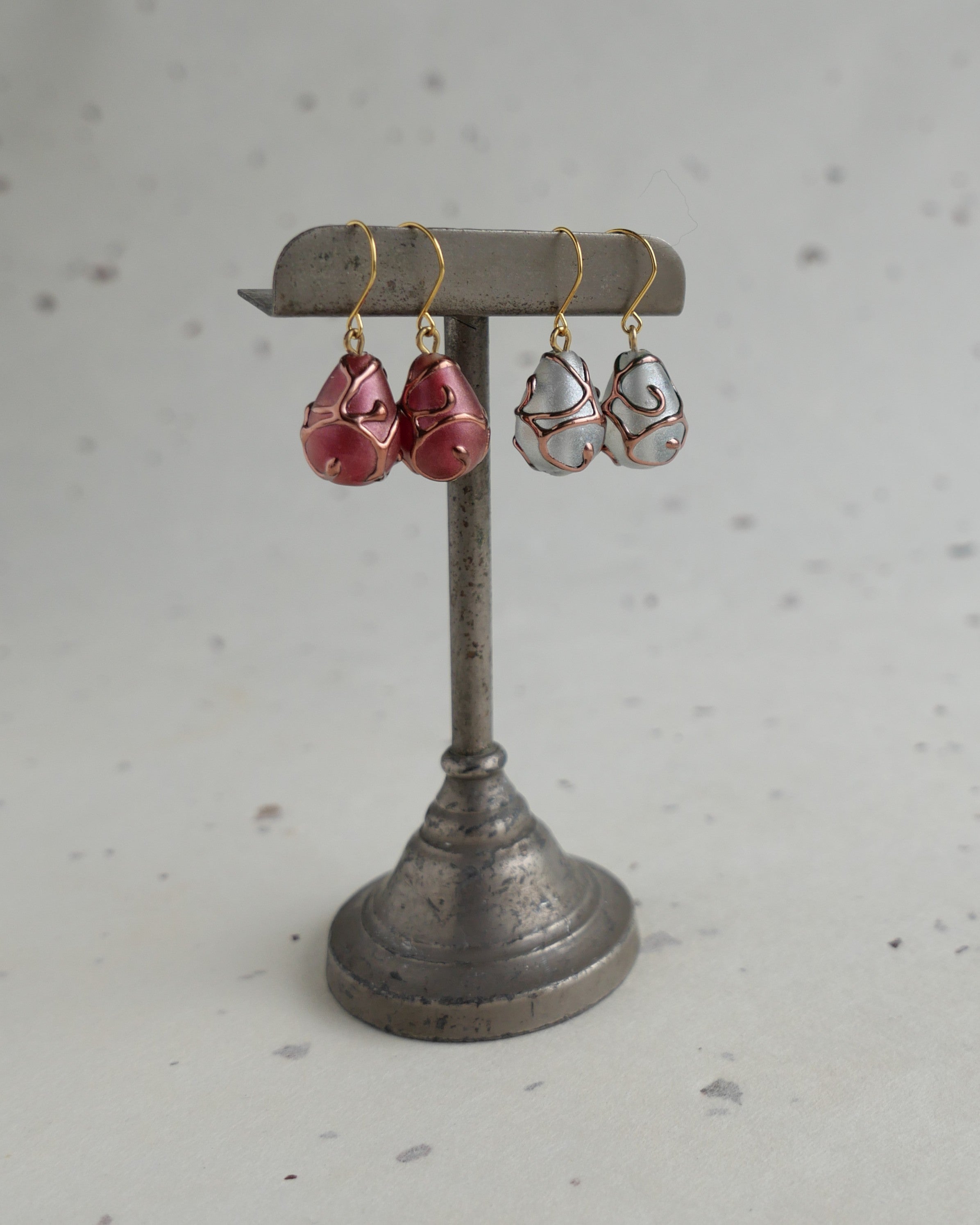 【新作】ガラスのピアス チェコの職人ハンドメイド(しずく型)