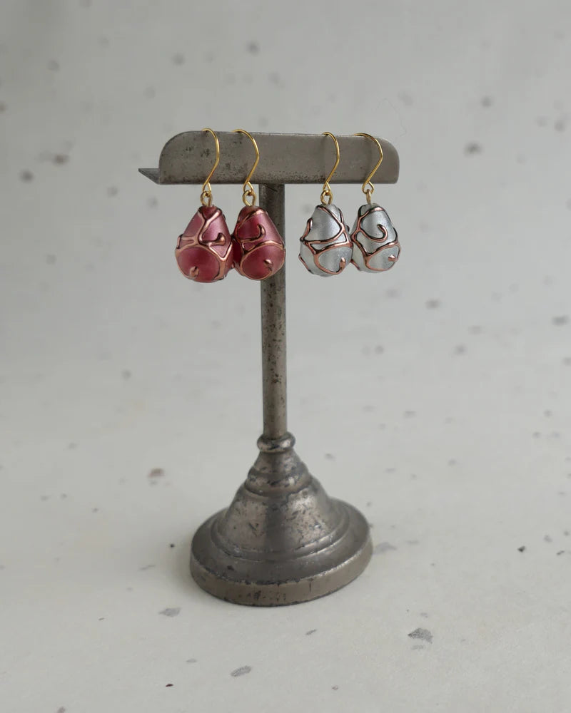 【新作】ガラスのピアス チェコの職人ハンドメイド(しずく型)
