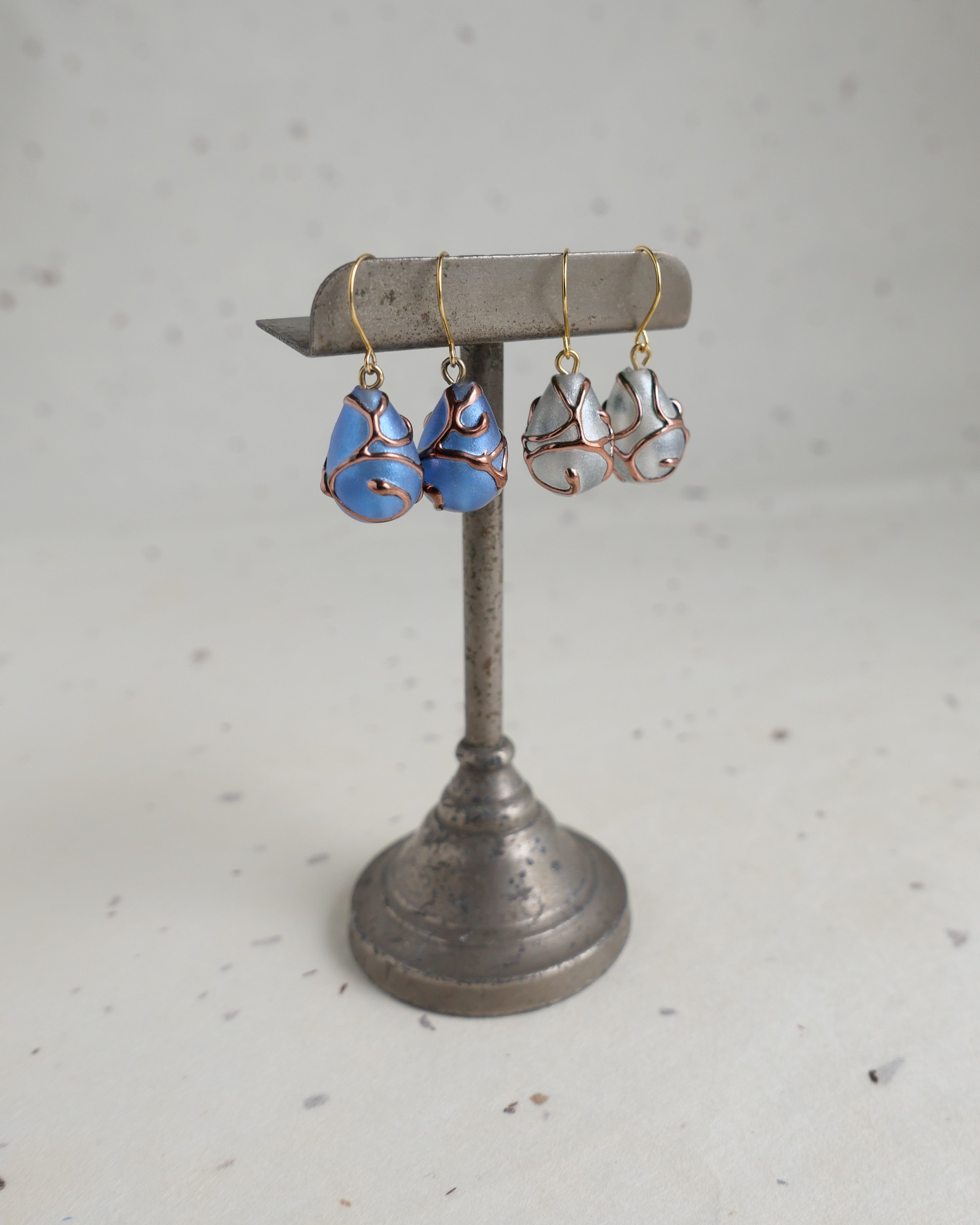 【新作】ガラスのピアス チェコの職人ハンドメイド(しずく型)