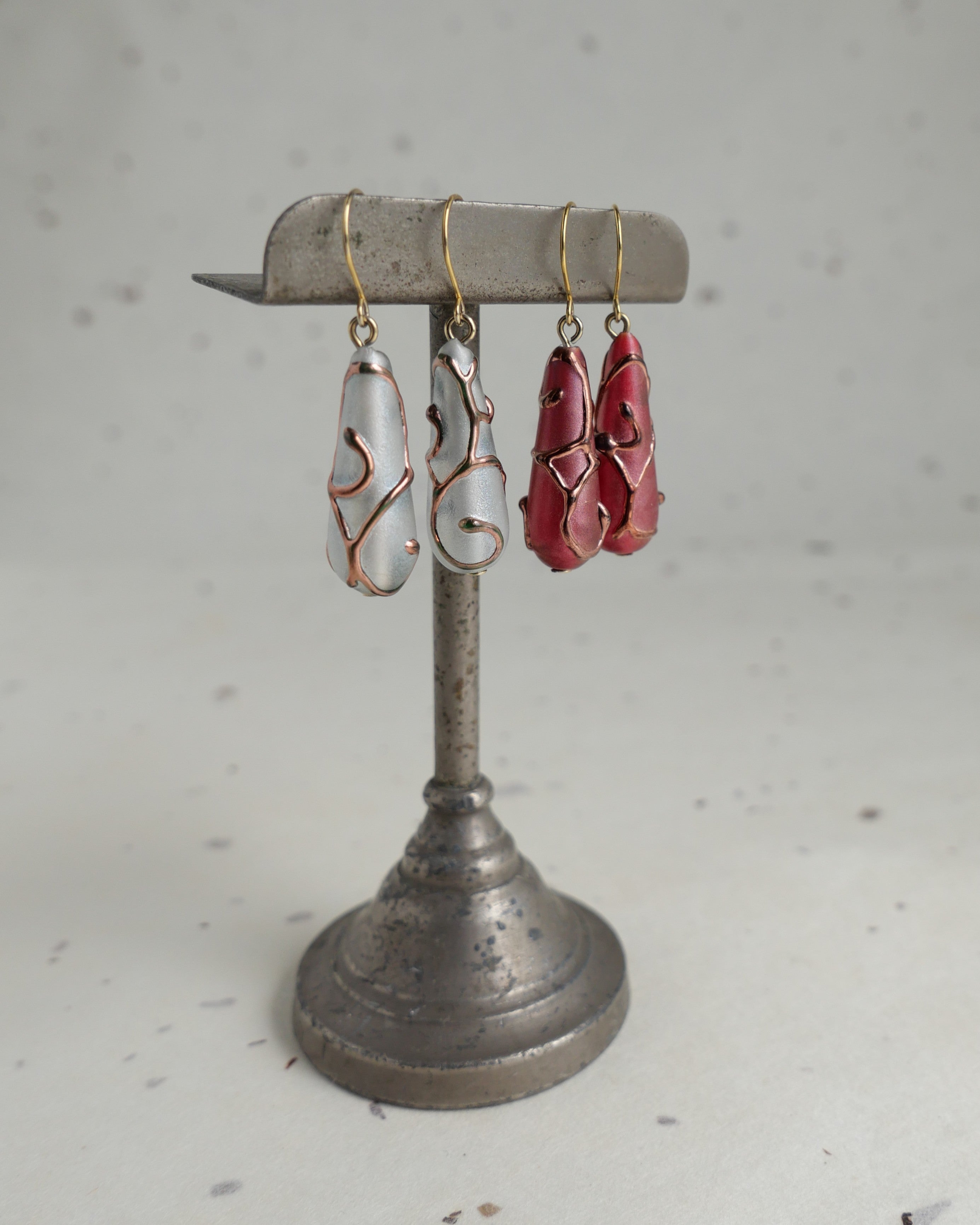 【新作】チェコガラスのピアス 職人ハンドメイド(ドロップ型)