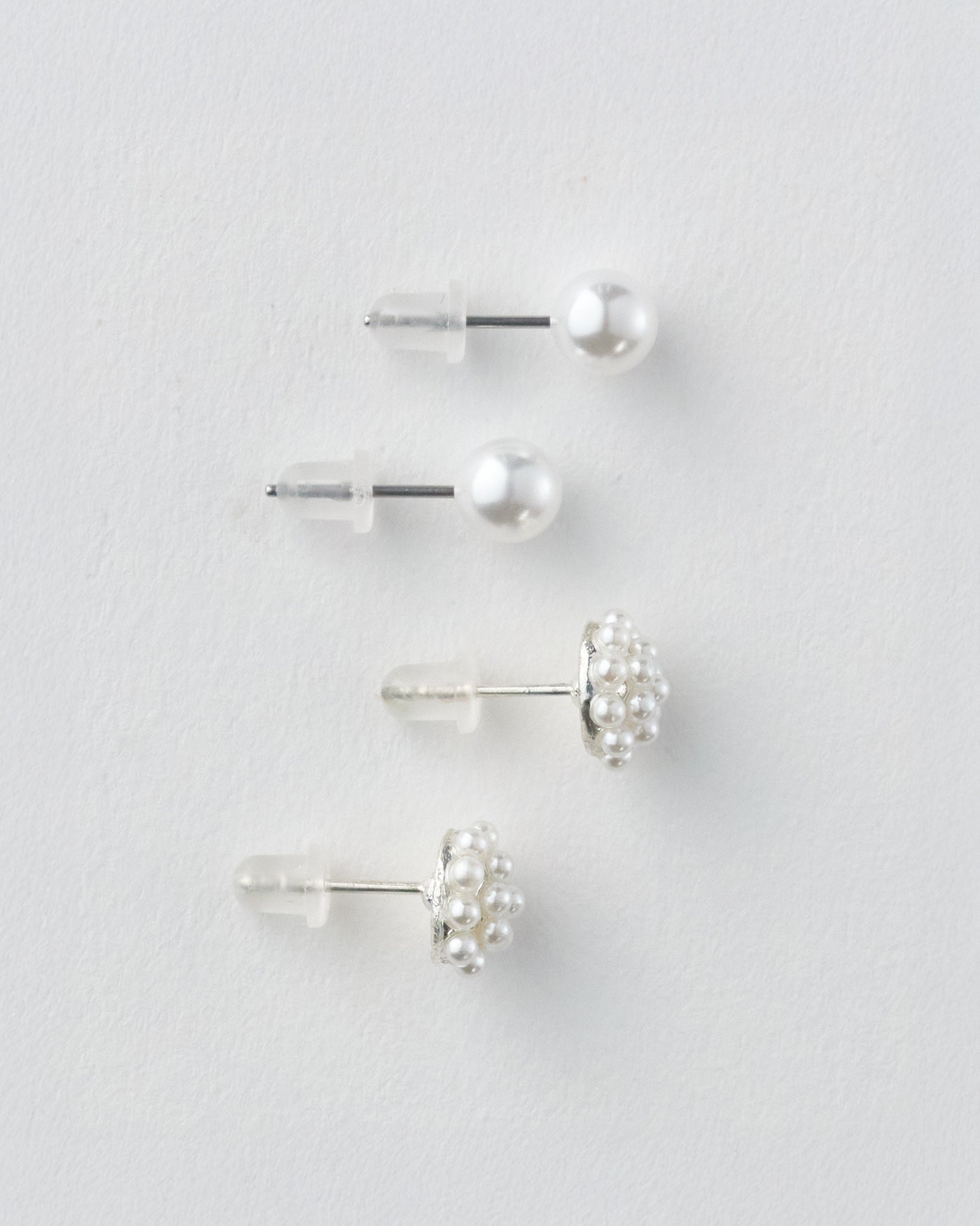 小さいフェイクパールのピアス（2ペア）