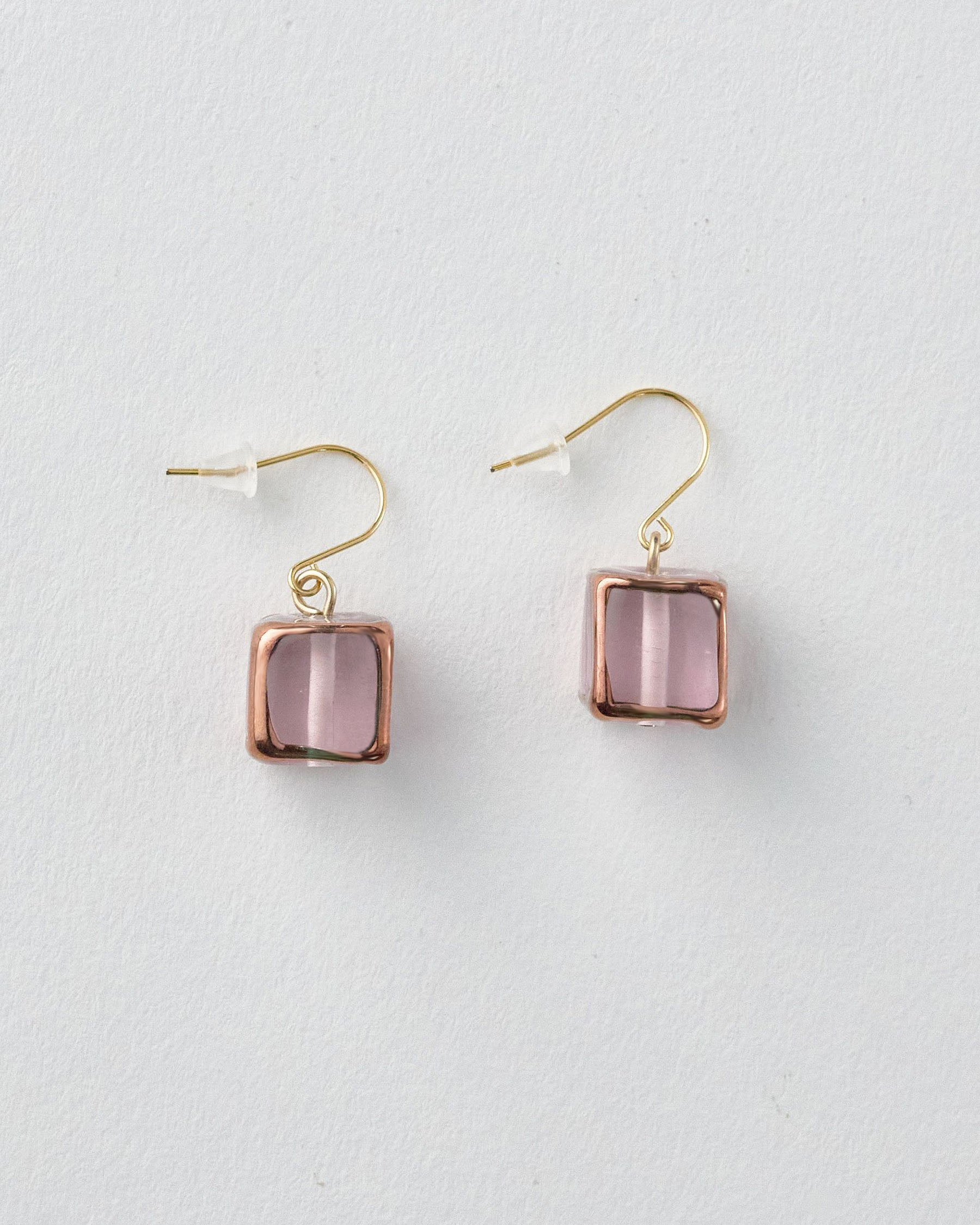 チェコガラスのピアス 職人ハンドメイド（四角）