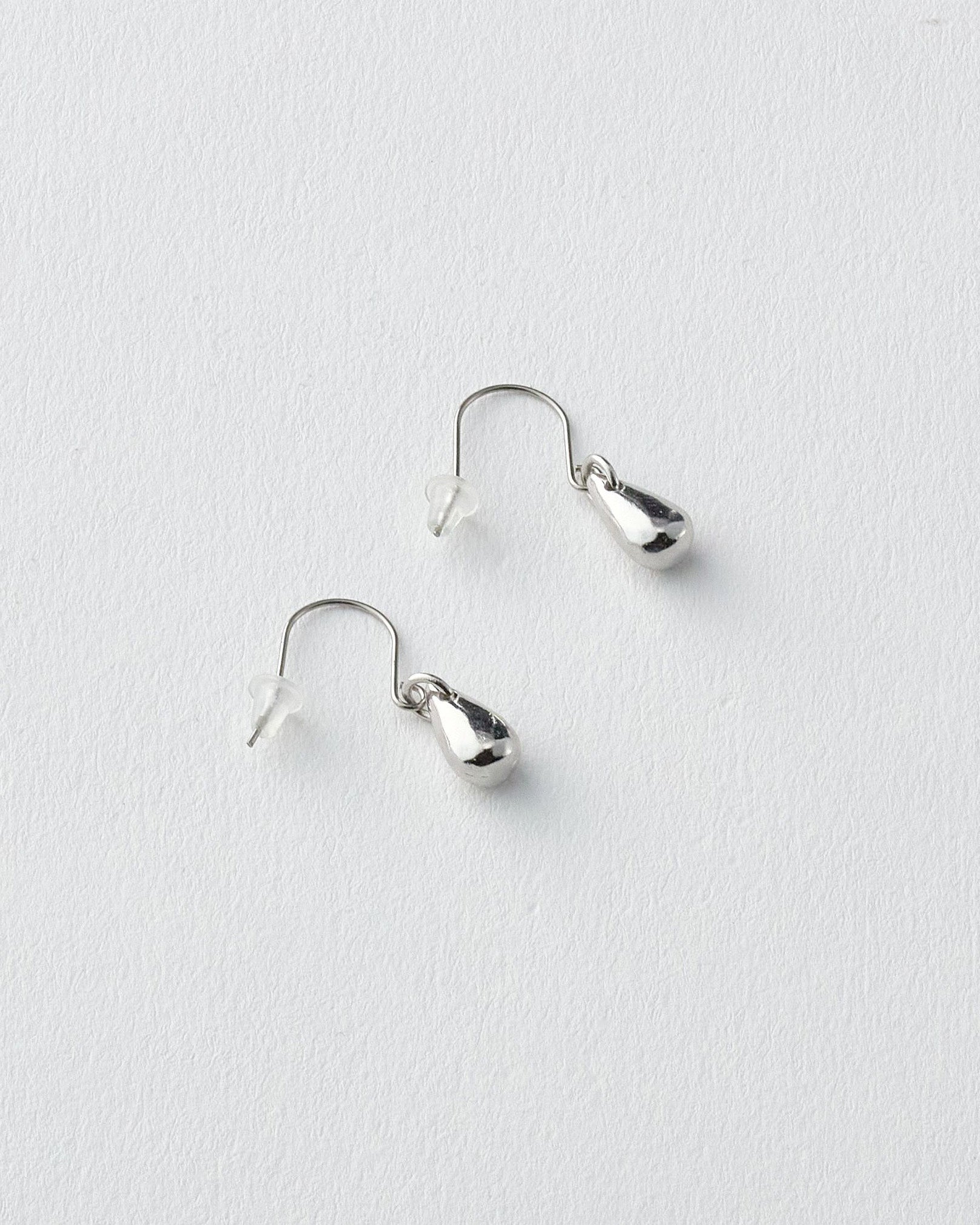 小さいティアドロップのピアス　光沢