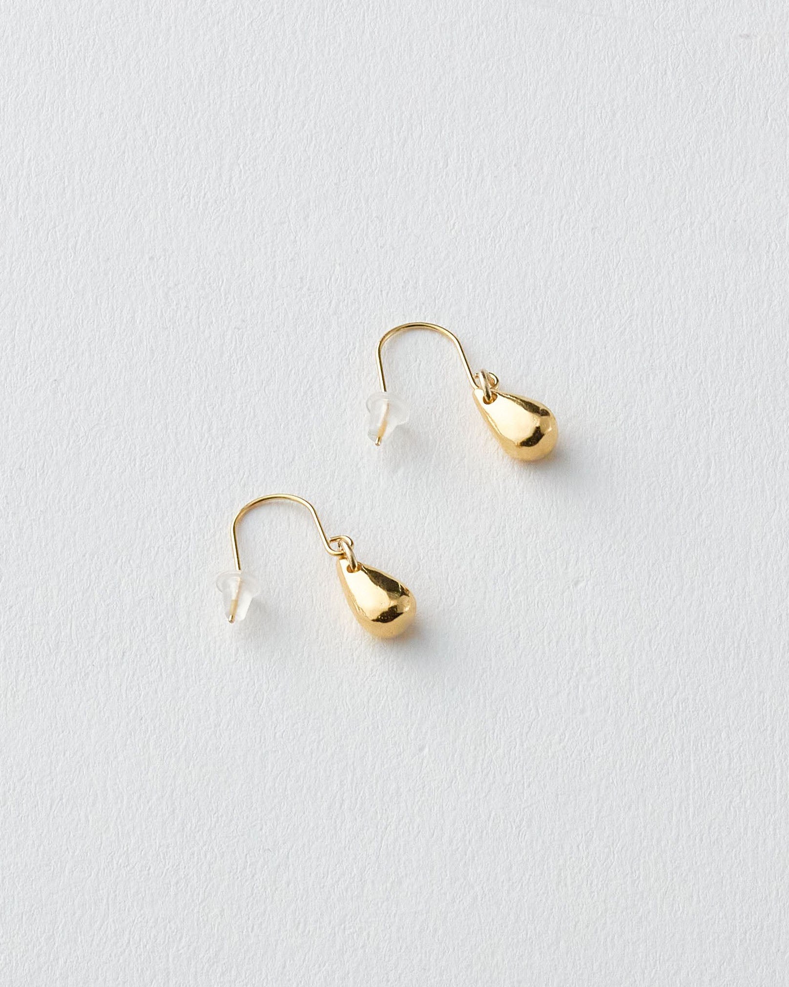 小さいティアドロップのピアス　光沢