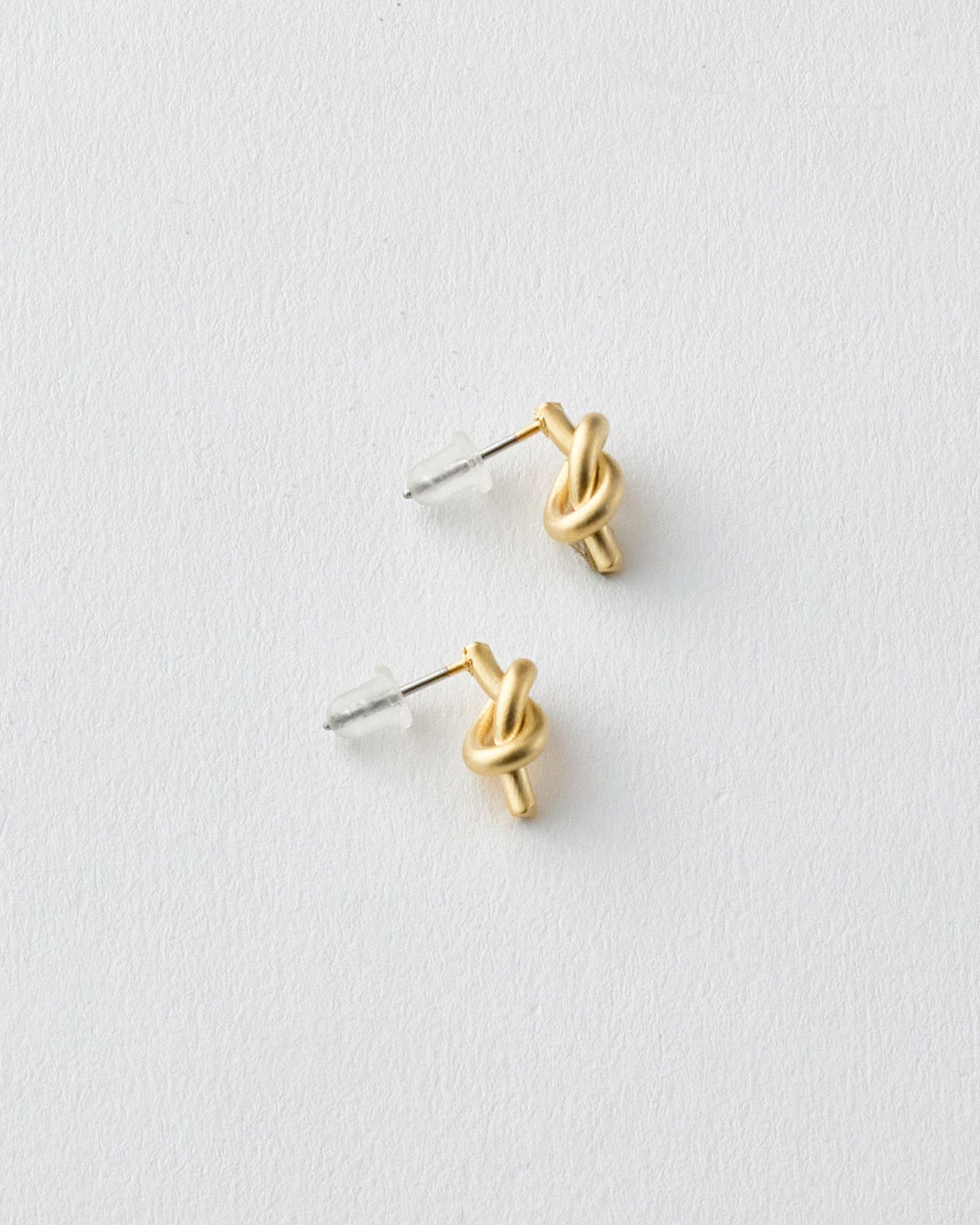 小さい結びのノットピアス　マット