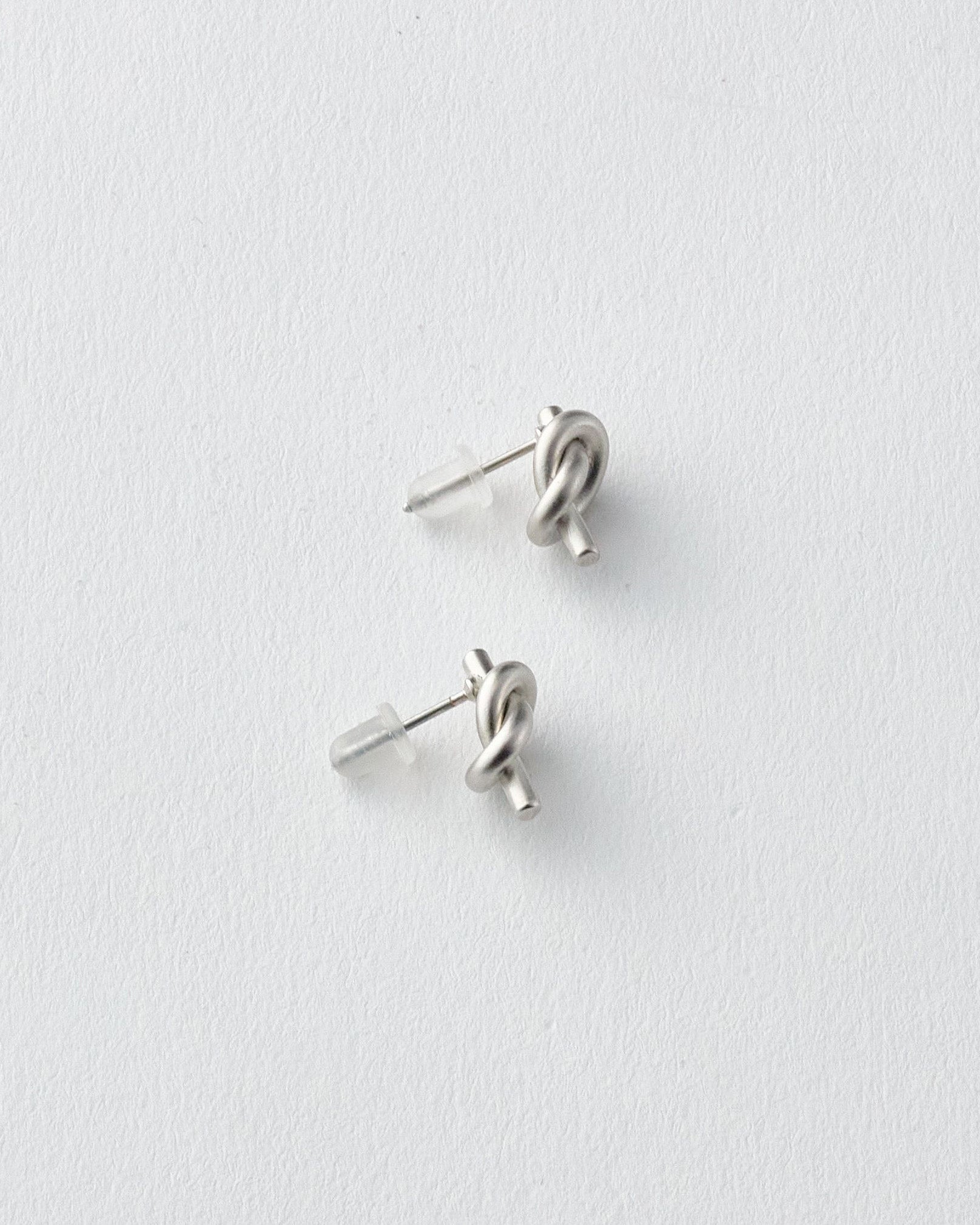 小さい結びのノットピアス　マット
