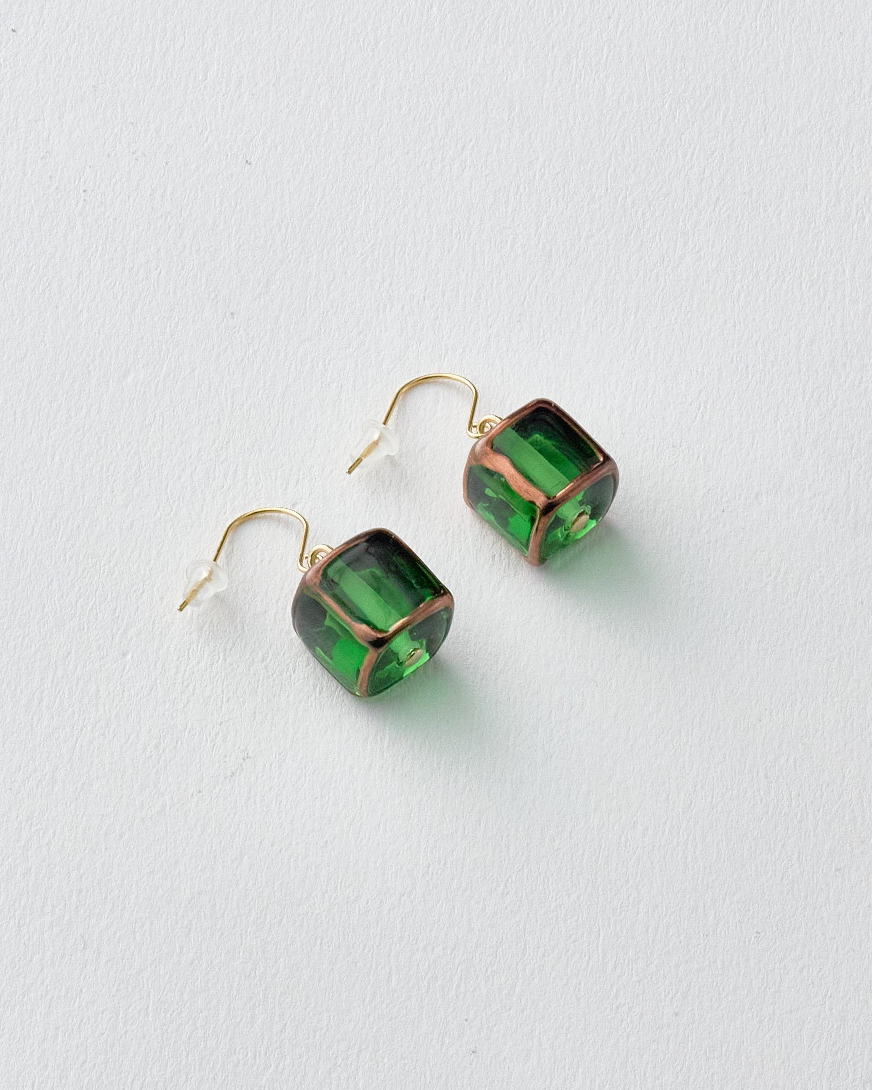 チェコガラスのピアス　職人ハンドメイド（四角）