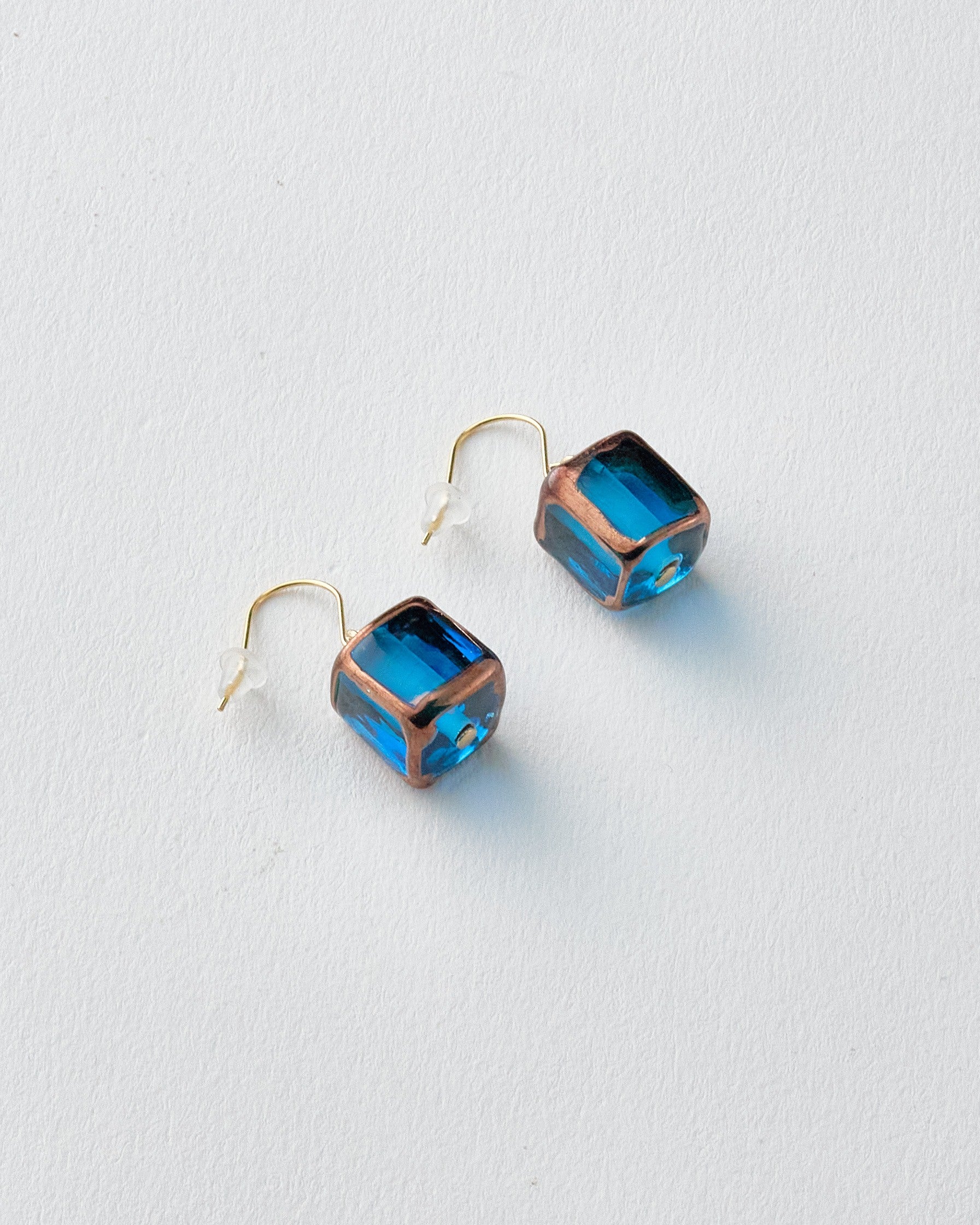 チェコガラスのピアス　職人ハンドメイド（四角）