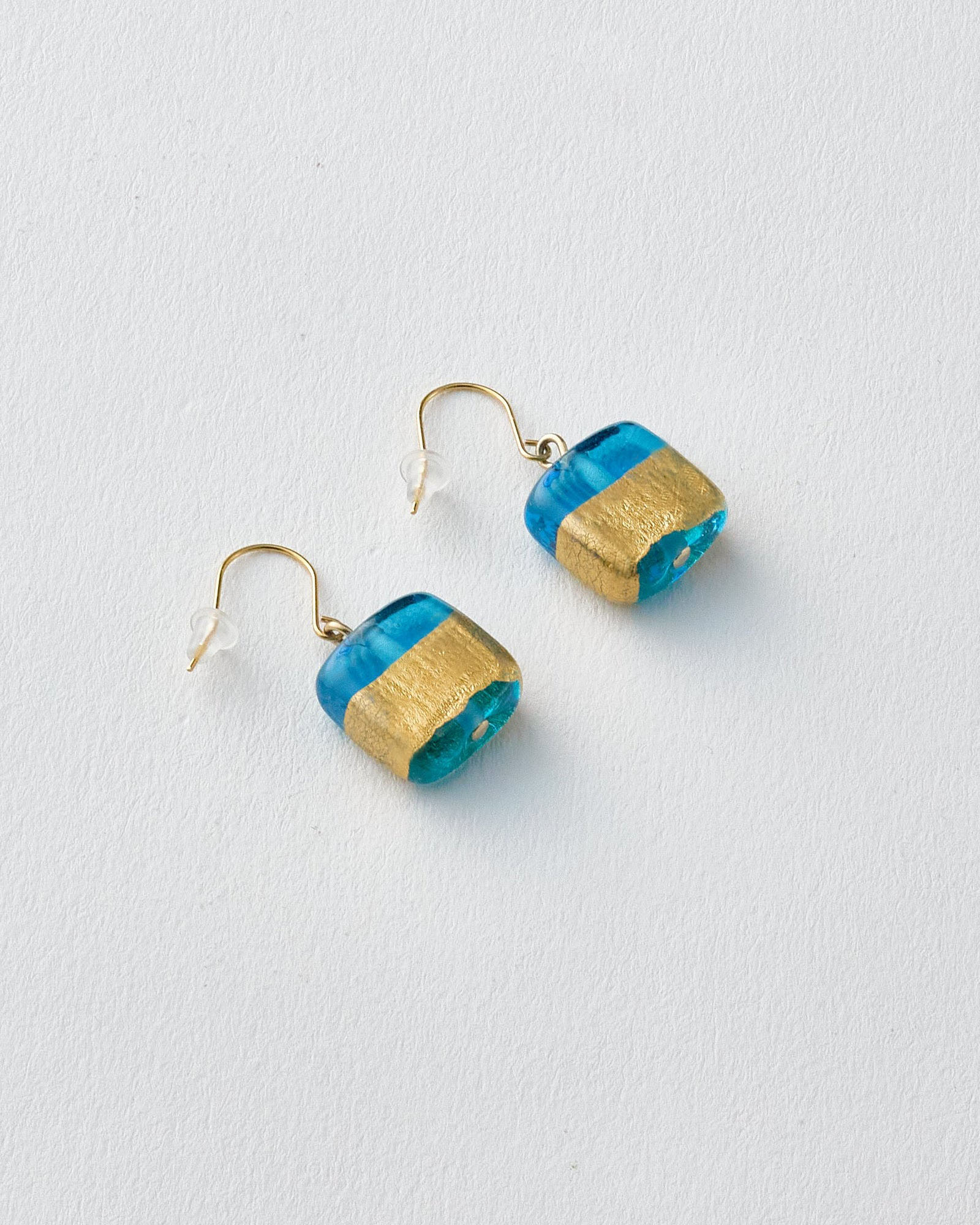 チェコガラスのピアス金彩ゴールド　職人ハンドメイド（フラット）
