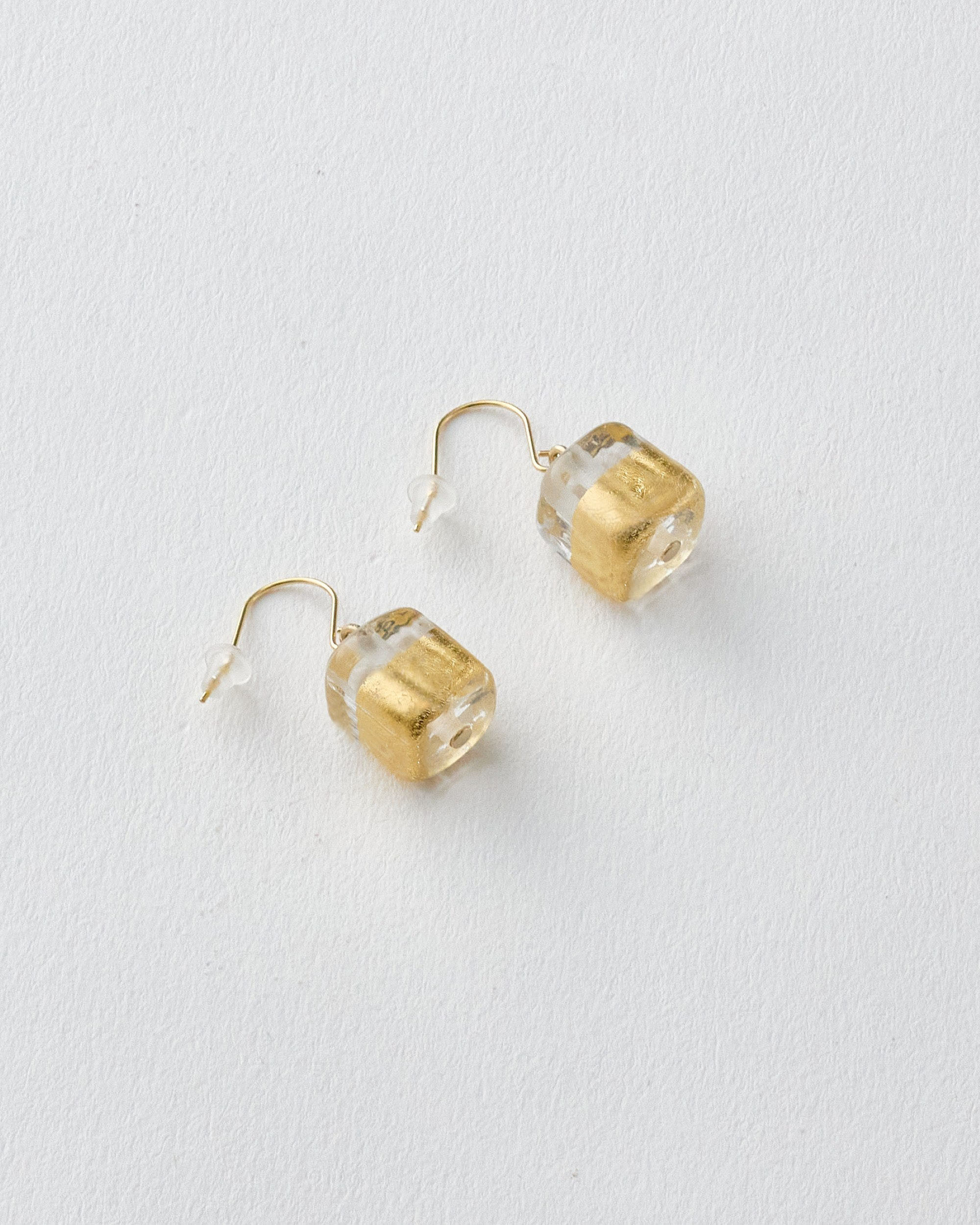 チェコガラスのピアス金彩ゴールド　職人ハンドメイド（四角）