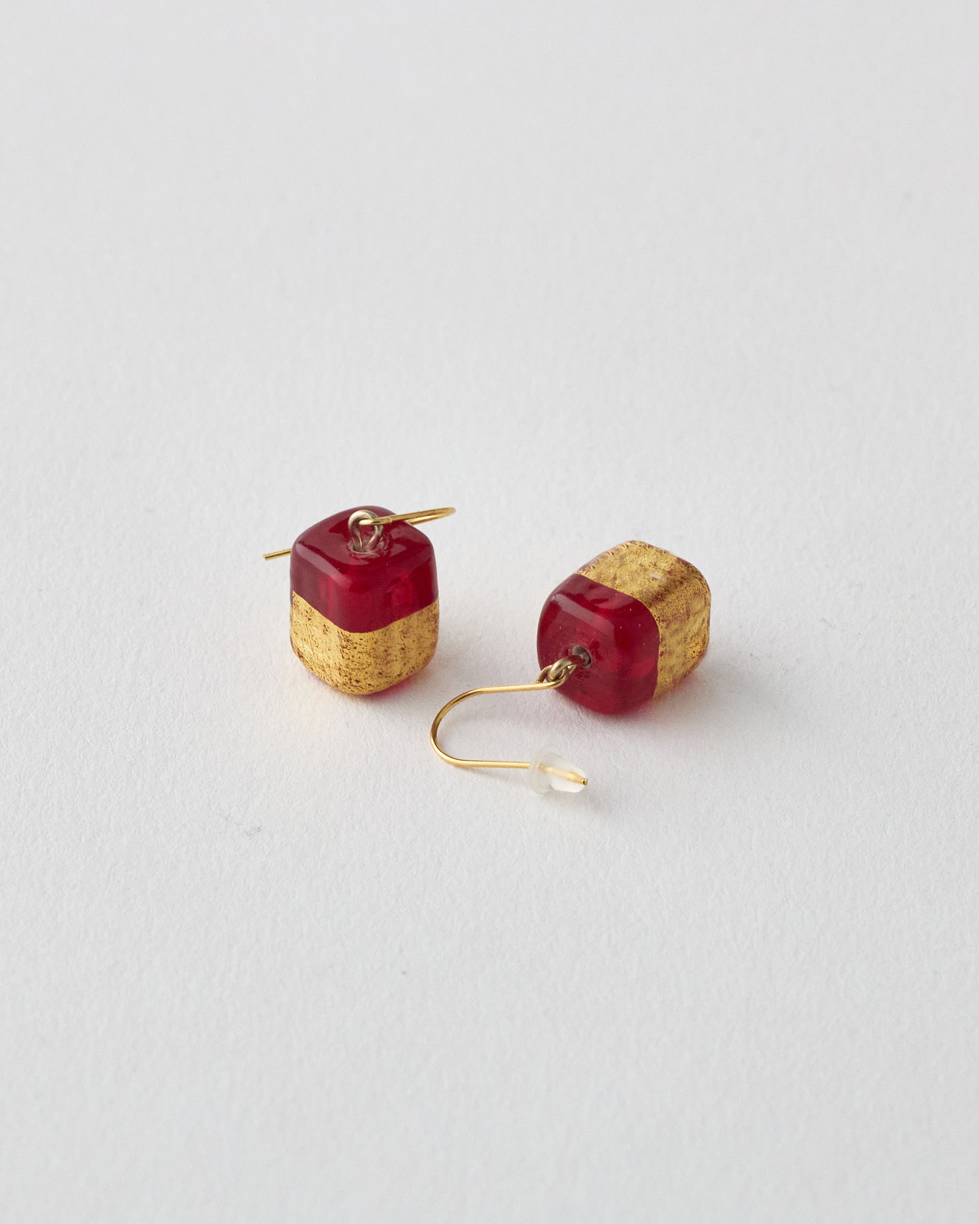 チェコガラスのピアス金彩ゴールド　職人ハンドメイド（四角）