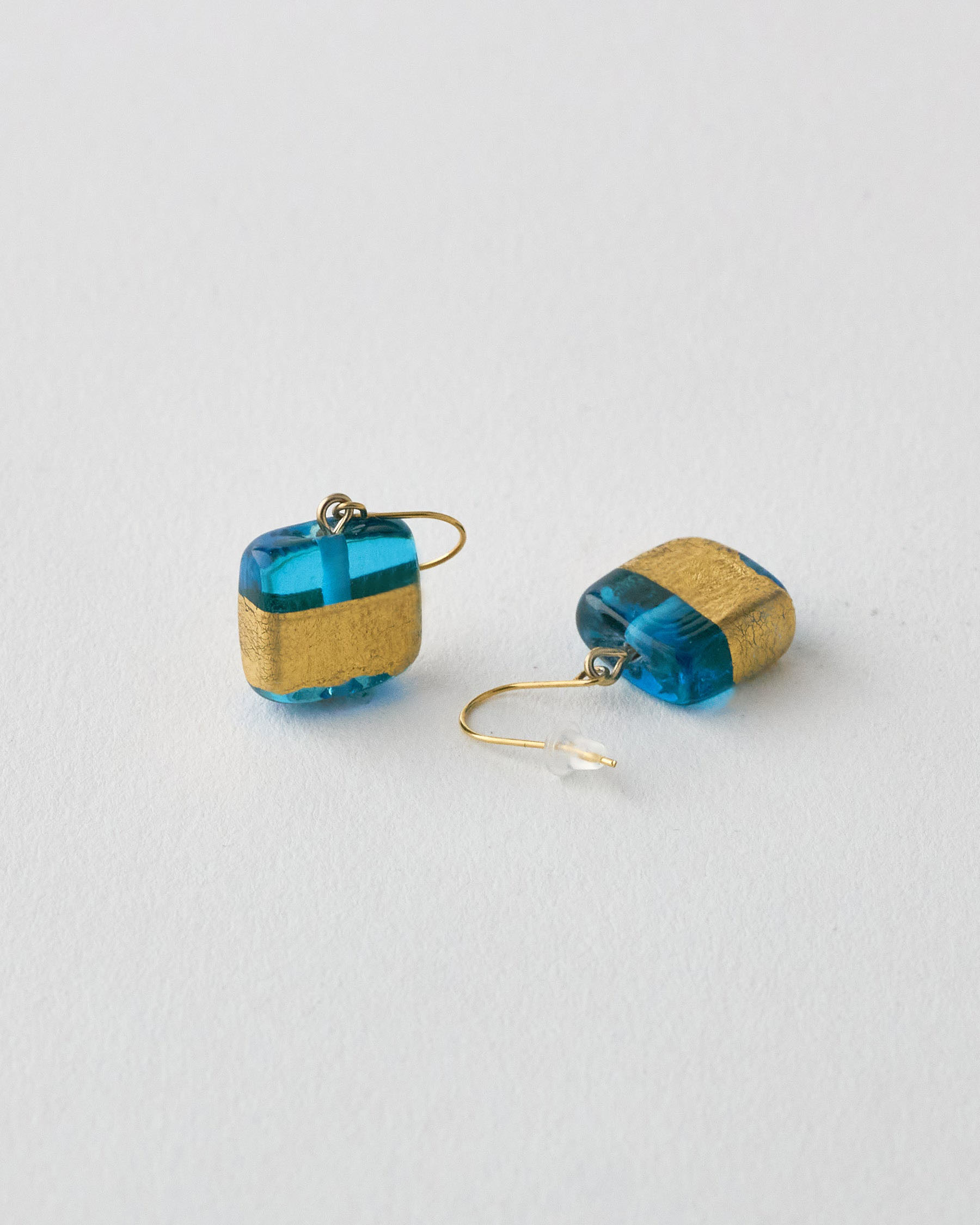 チェコガラスのピアス金彩ゴールド　職人ハンドメイド（フラット）