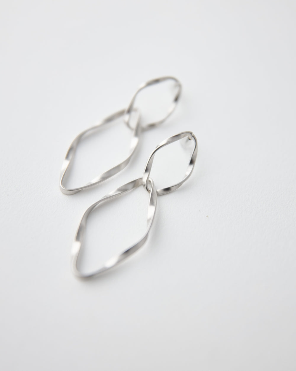 2連ひねりスクエアのピアス　大ぶりマット