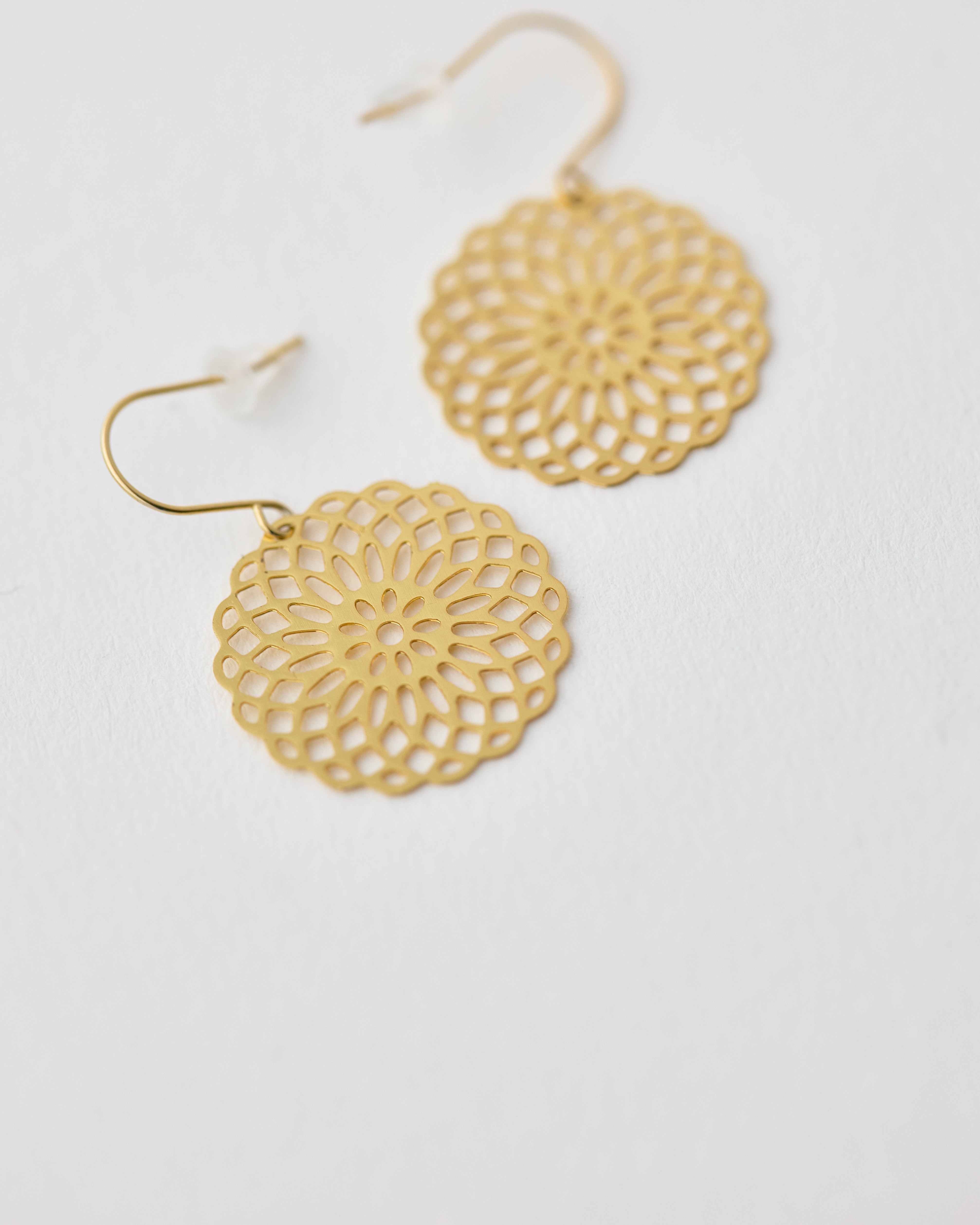 透かしフラワーお花のピアス