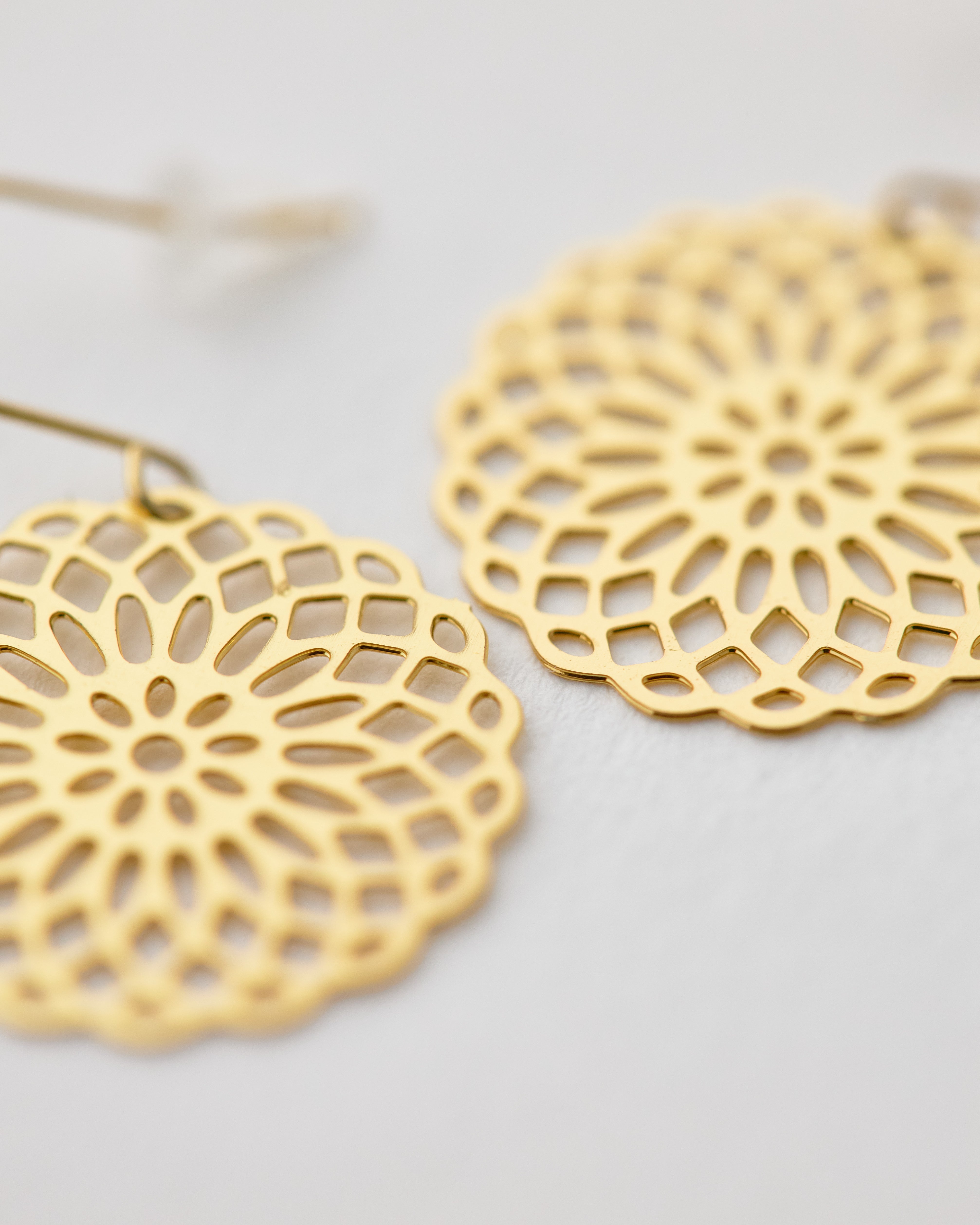透かしフラワーお花のピアス