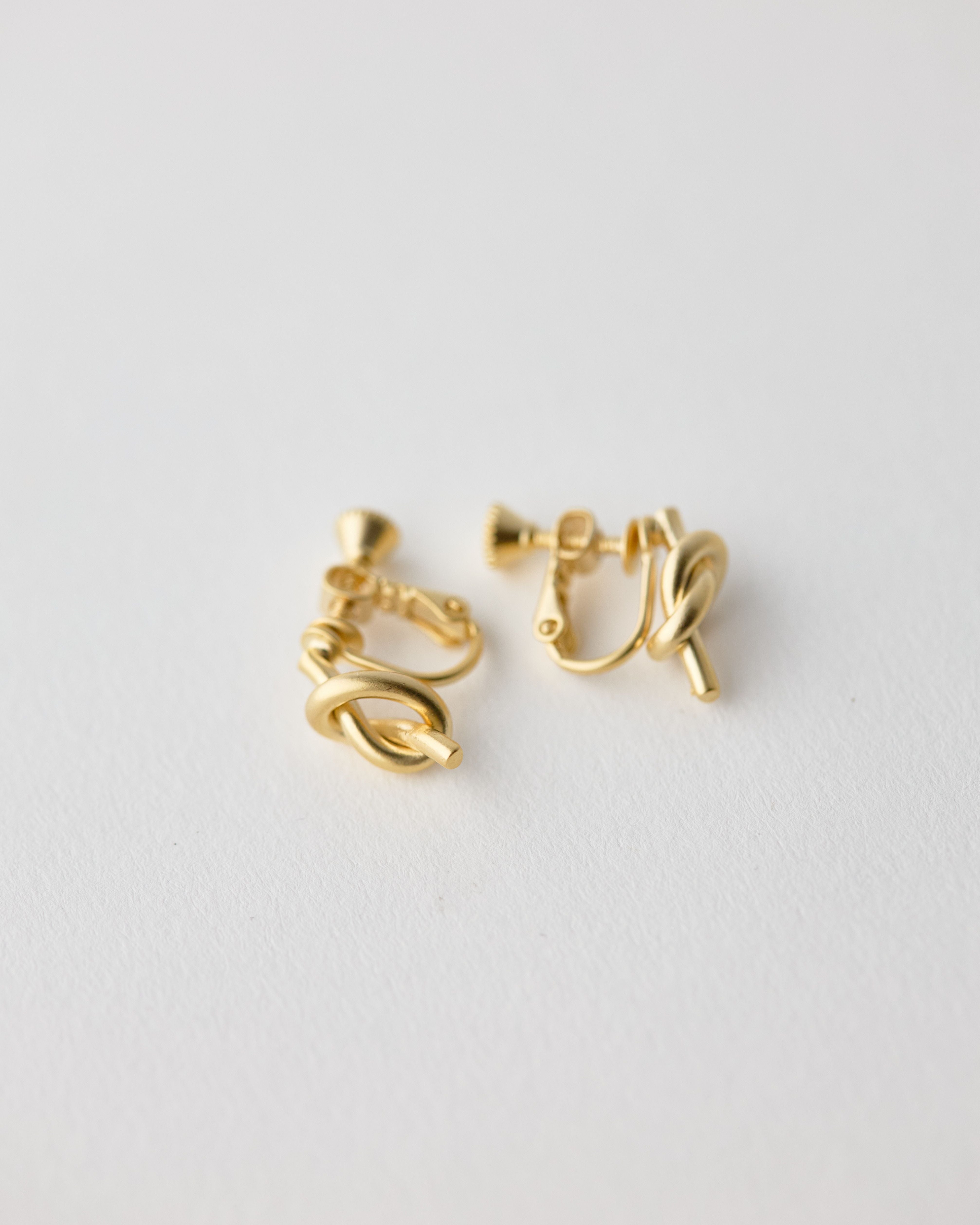 小さい結びのノットイヤリング　マット
