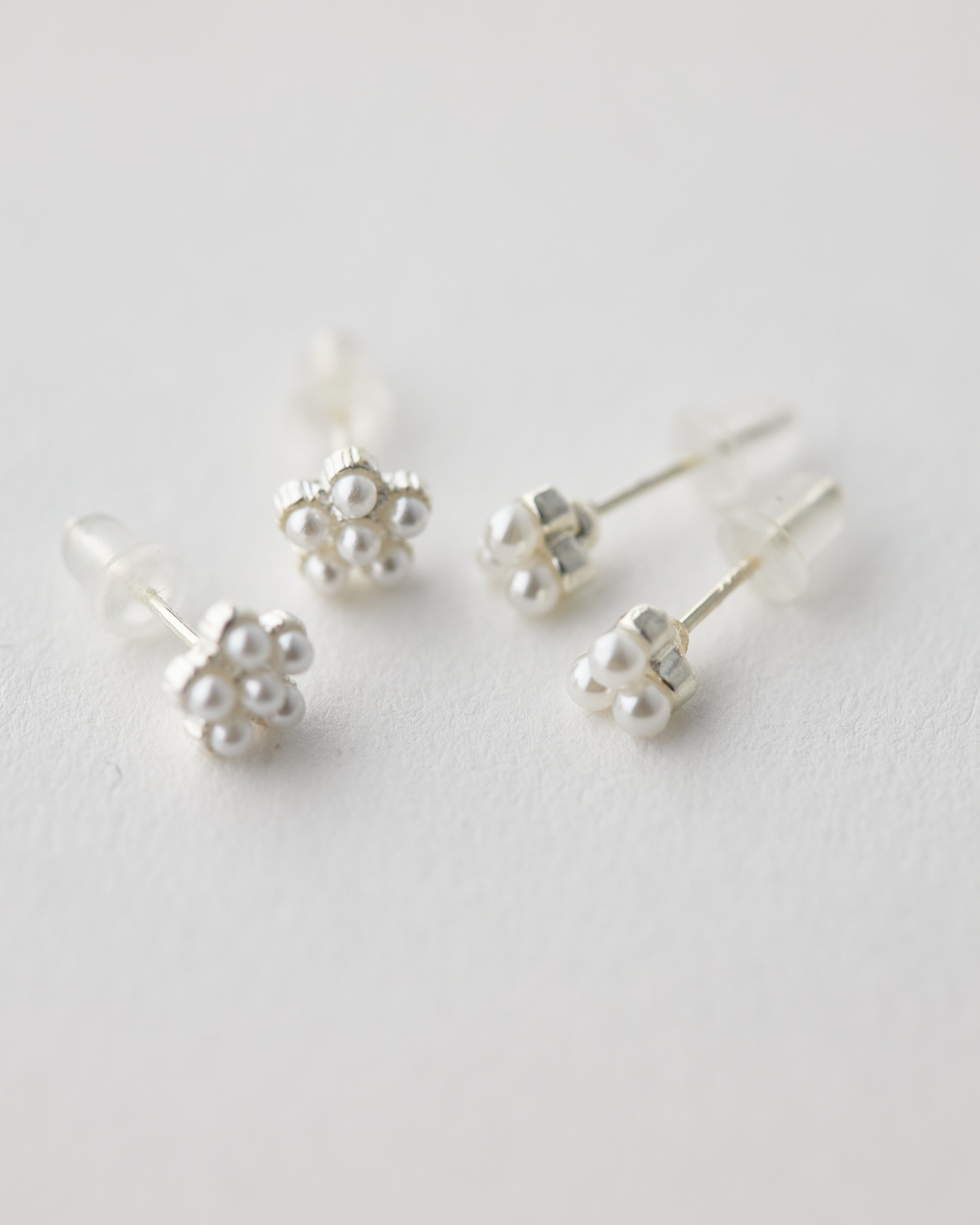 小さいフェイクパールのピアス（2ペア）