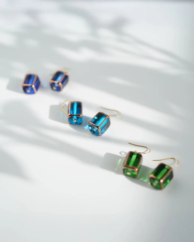 チェコガラスのピアス　職人ハンドメイド（四角）