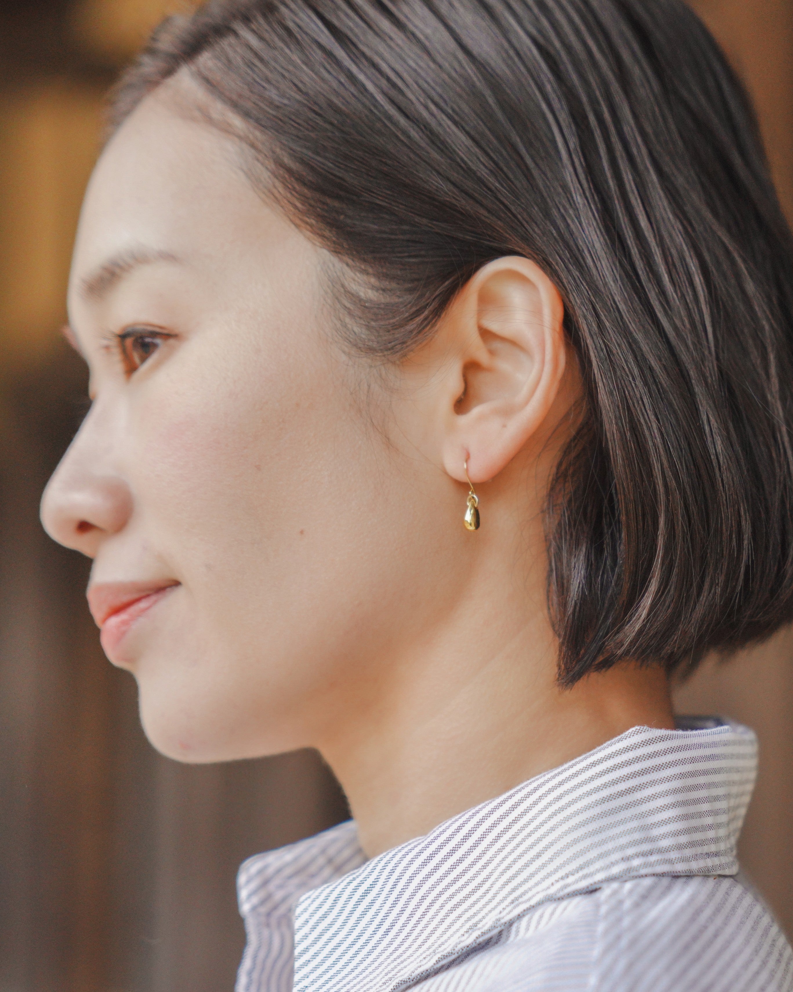 小さいティアドロップのピアス　光沢