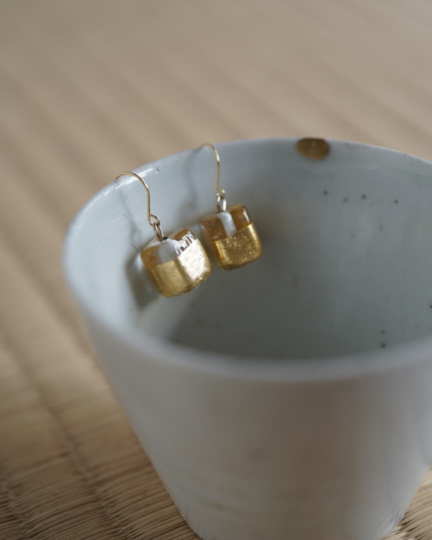 チェコガラスのピアス金彩ゴールド　職人ハンドメイド（四角）
