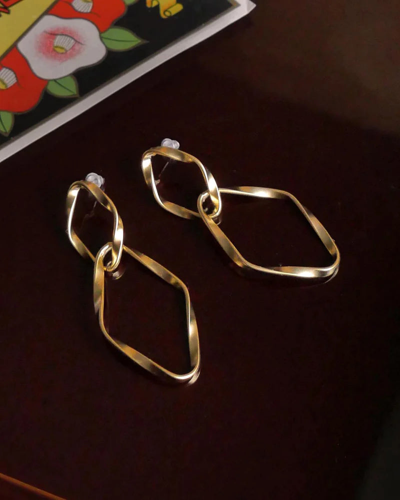 2連ひねりスクエアのピアス　大ぶりマット