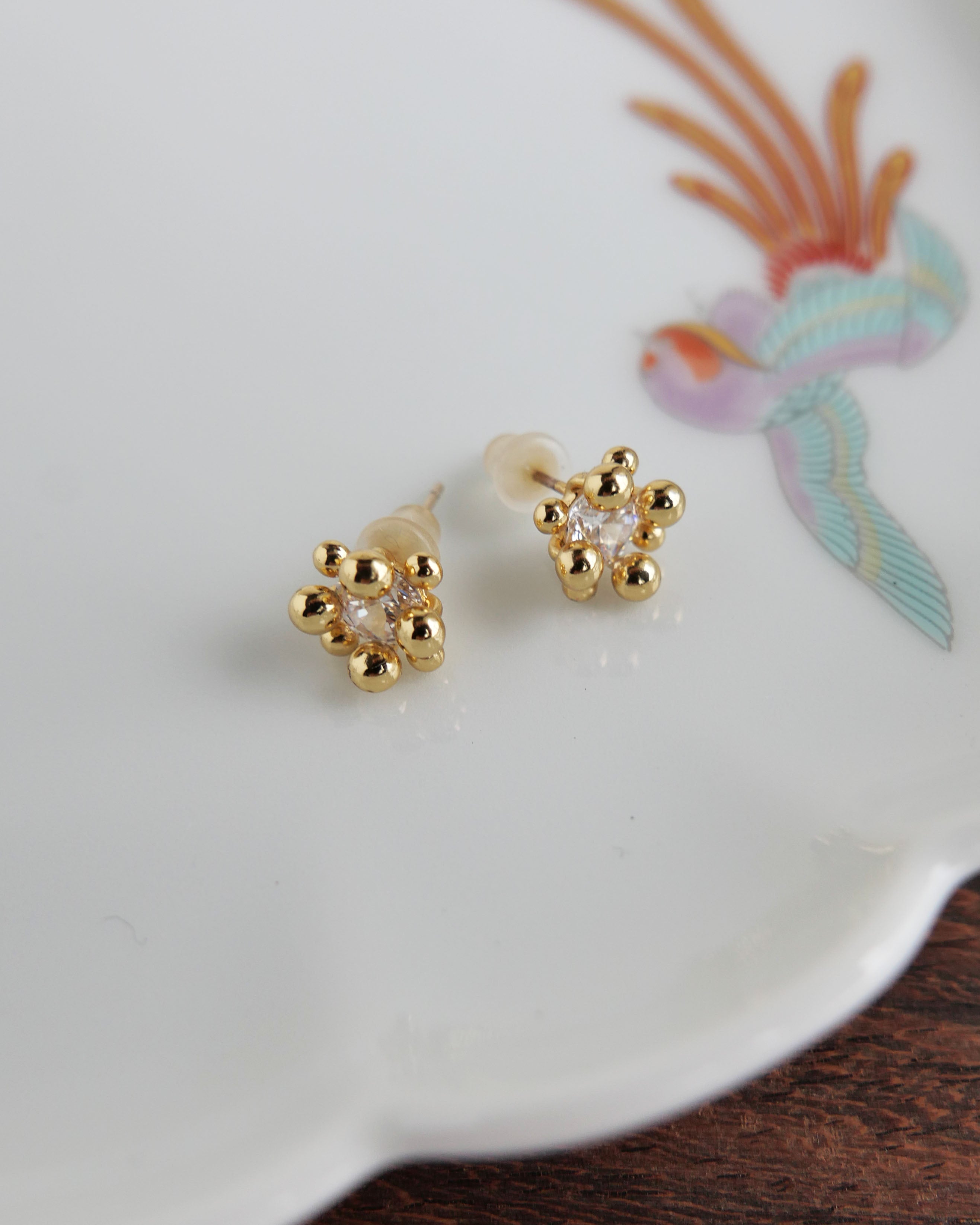 小さいフラワーピアス　ジルコニア光沢