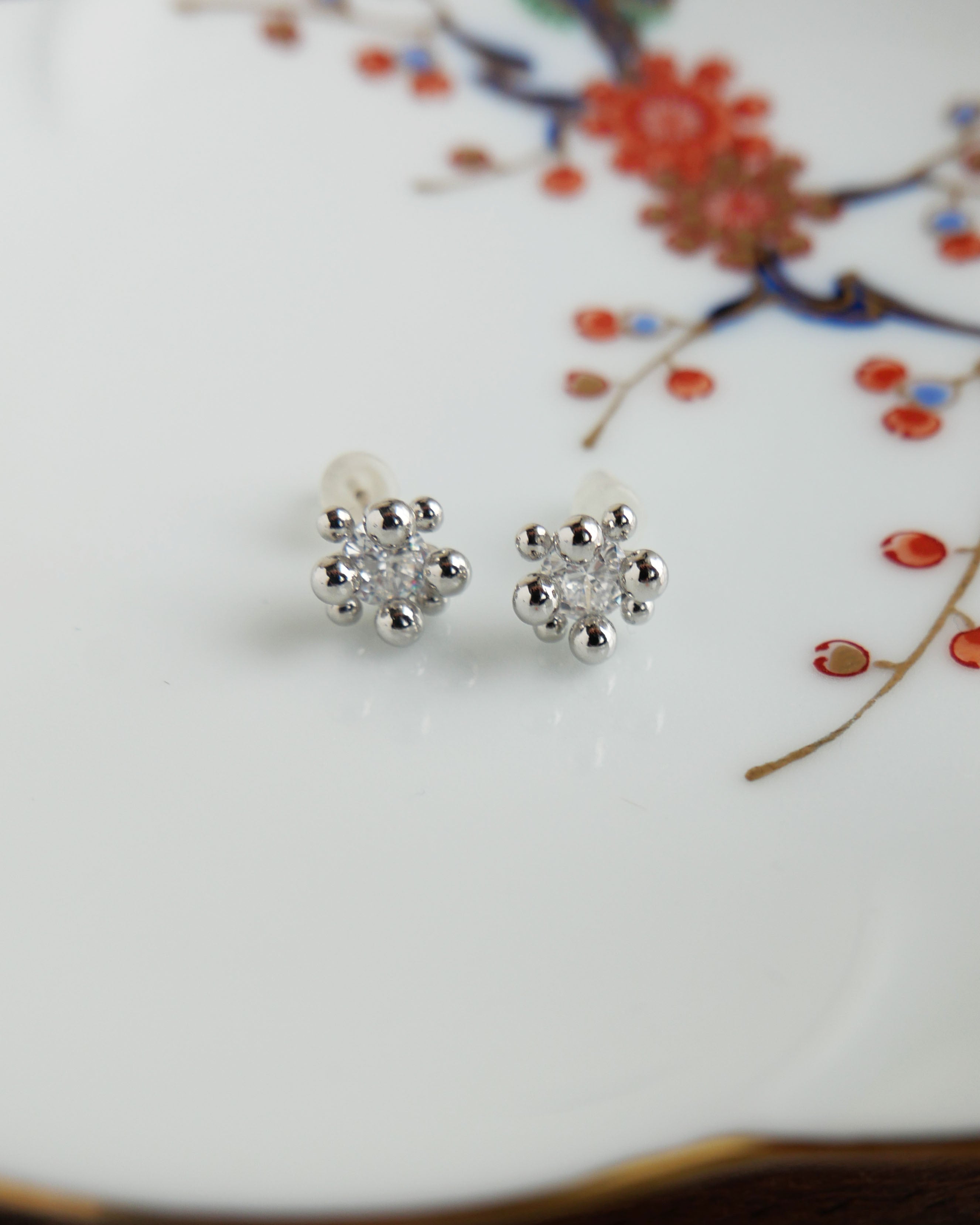 小さいフラワーピアス　ジルコニア光沢